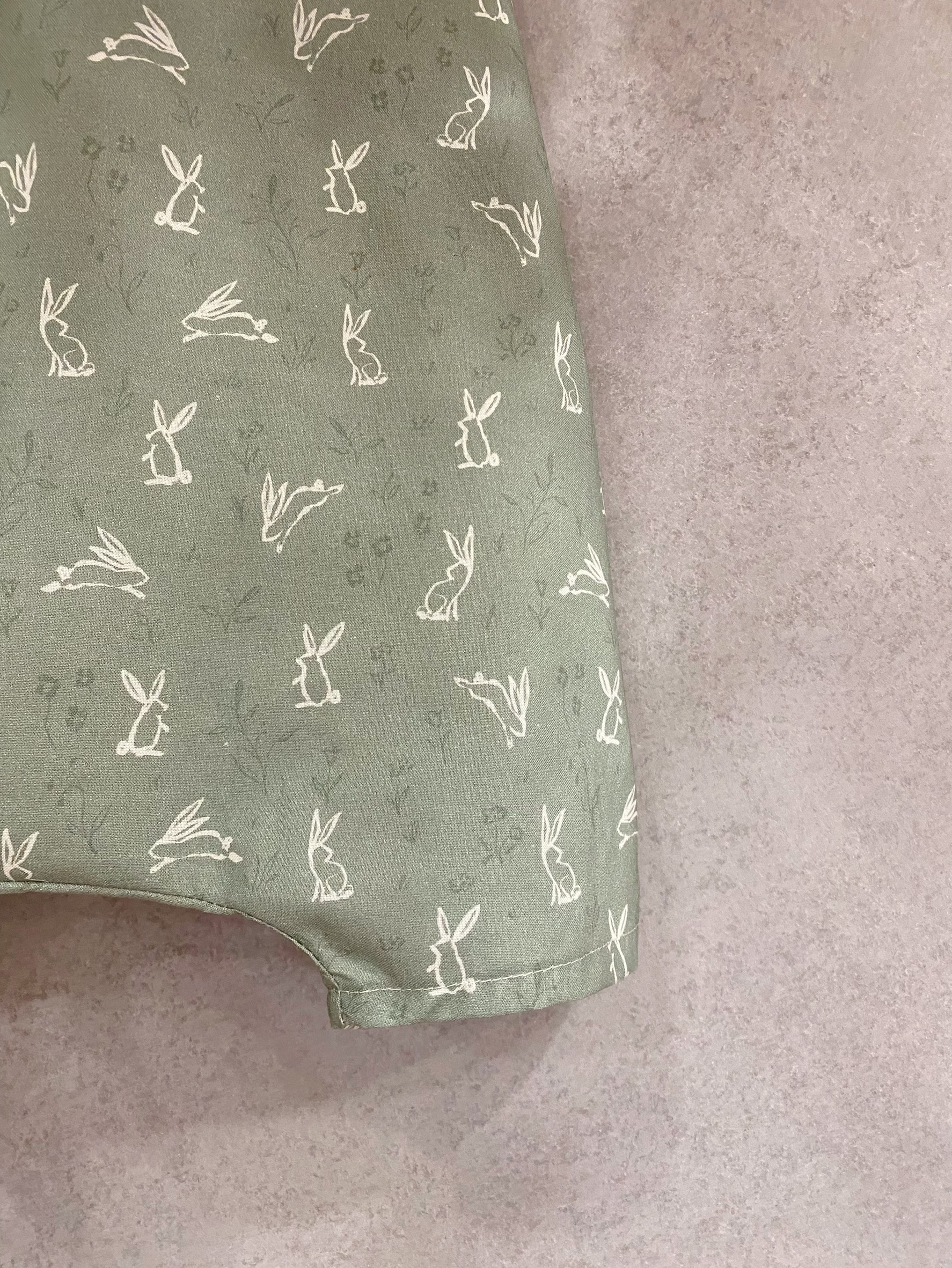 綠兔兔 吊帶短褲（80）