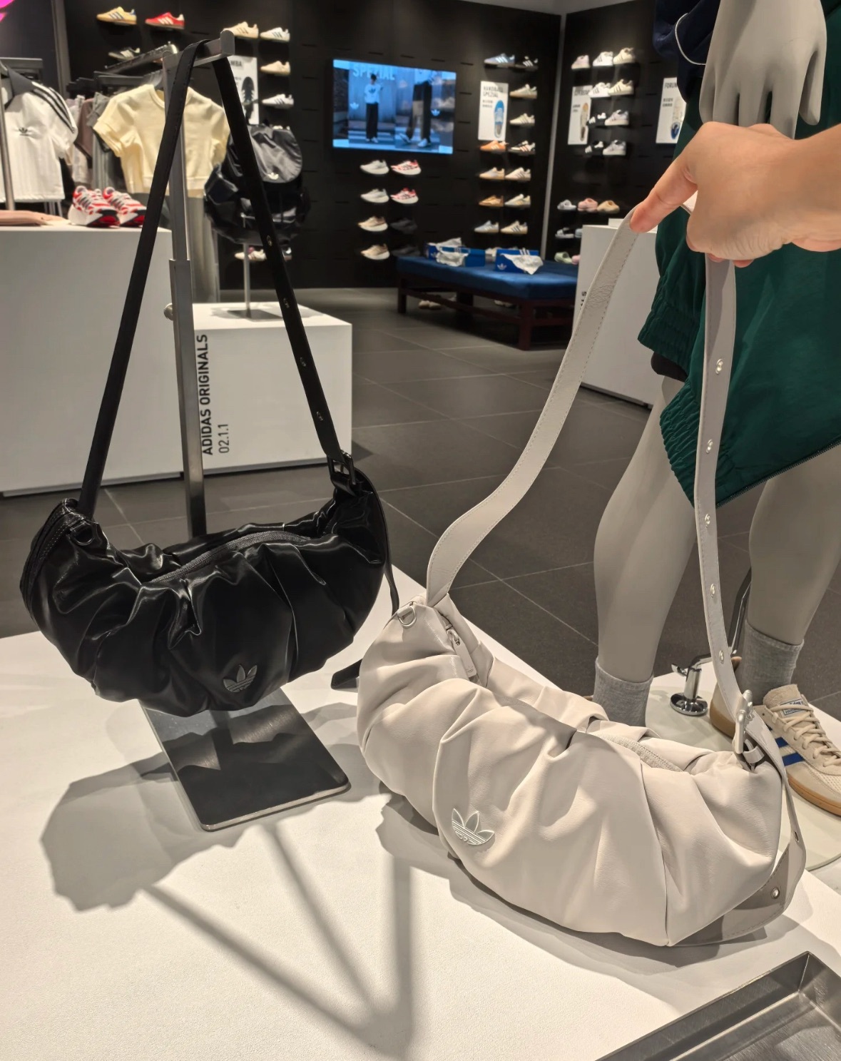 Adidas 大容量雲朵包 黑色/白色 肩背包 肩帶長度可調節