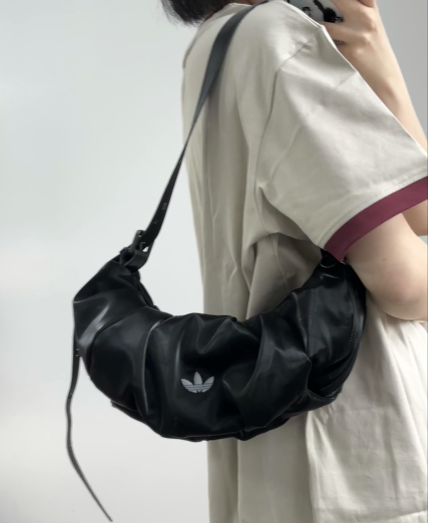 Adidas 大容量雲朵包 黑色/白色 肩背包 肩帶長度可調節