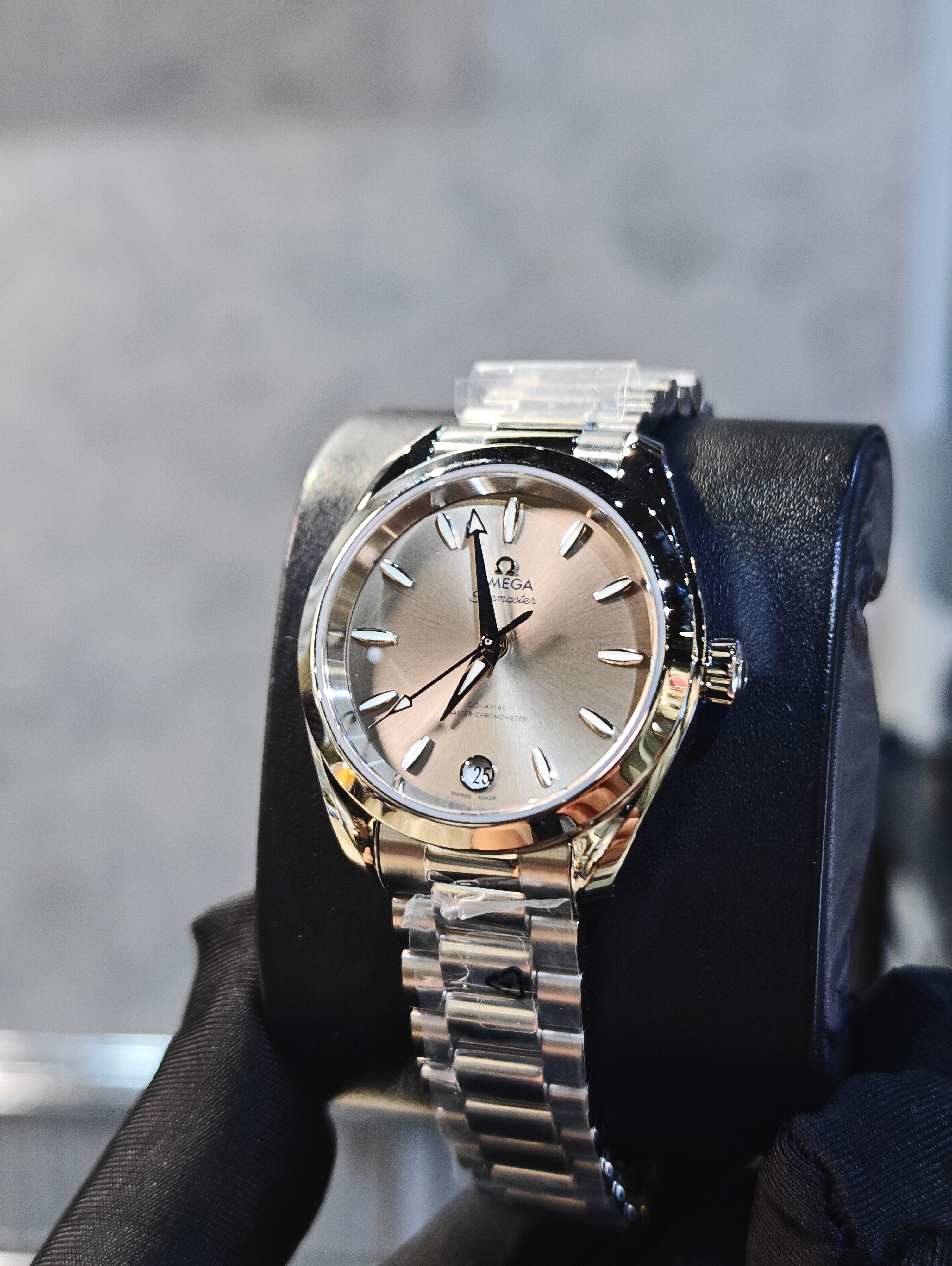 BRAND NEW OMEGA 220.10.34.20.09.001 22010342009001 SANDSTONE DIAL AQUA TERRA SHADES CO‑AXIAL MASTER CHRONOMETER 34 MM