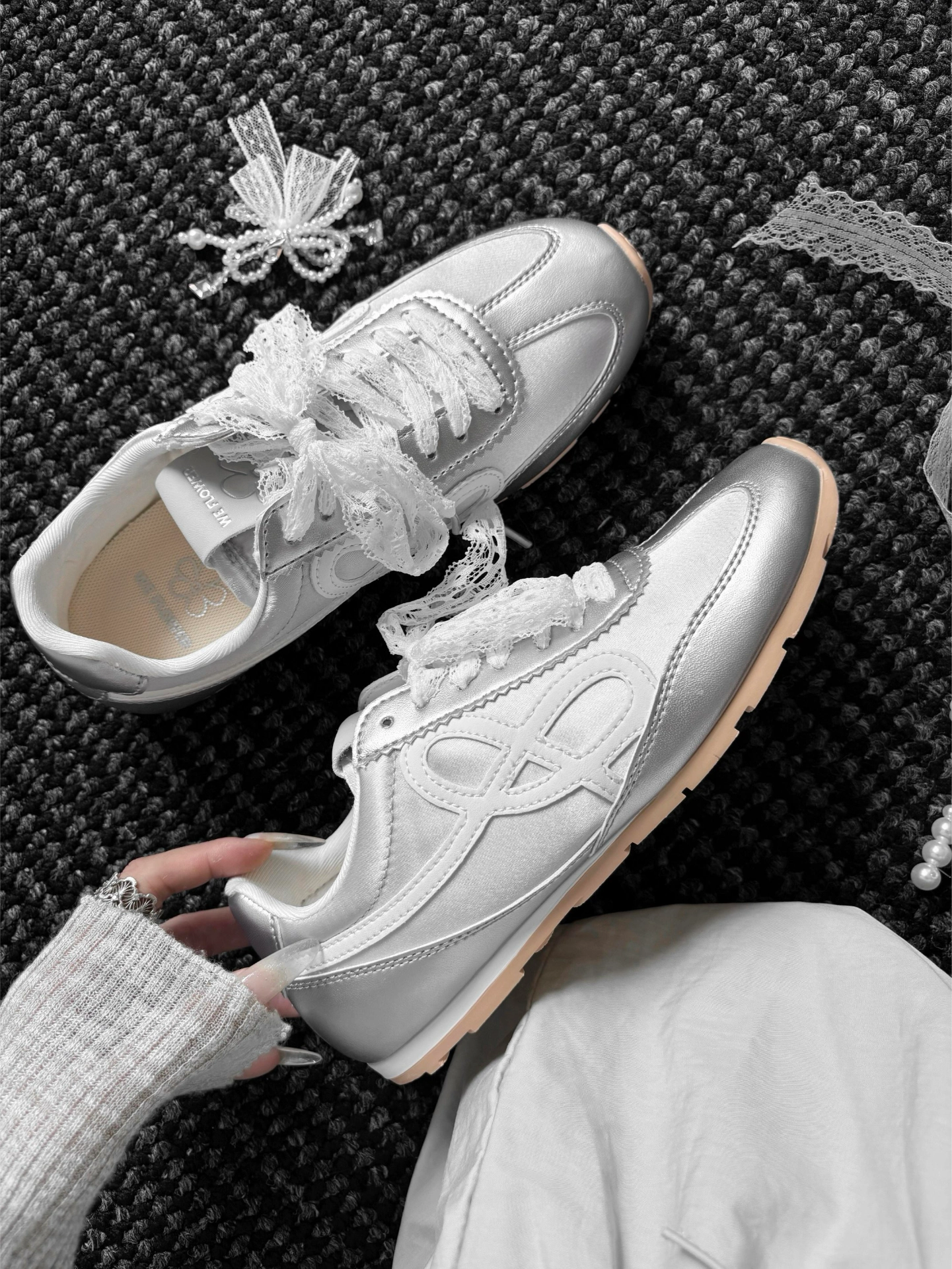We Flower 法棍小花鞋 皮革 蕾絲 拼接 焦糖底 Y2K  復古 德訓鞋 流光銀 銀白色 銀色/預購