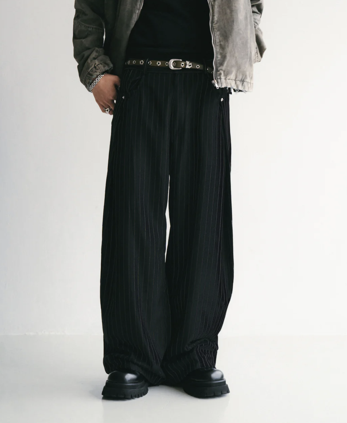 [現貨] Sense Pleated Dark Stripe Wide Trousers Black | M25-11