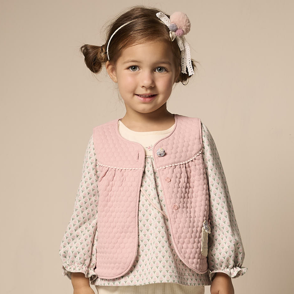 PIPPY 小房造型裝飾秀氣夾棉壓紋圓領背心 粉