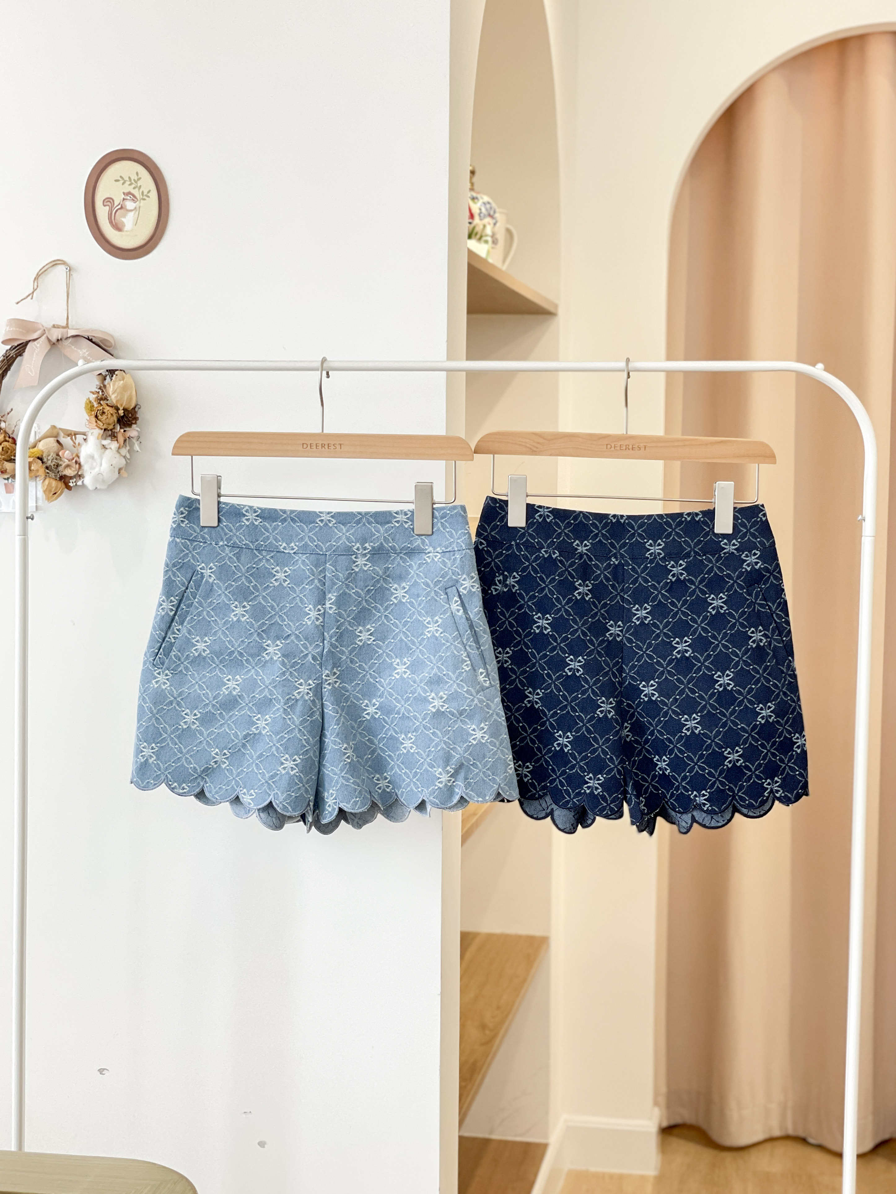 JEAN180 Embroidered Scallop Denim Shorts