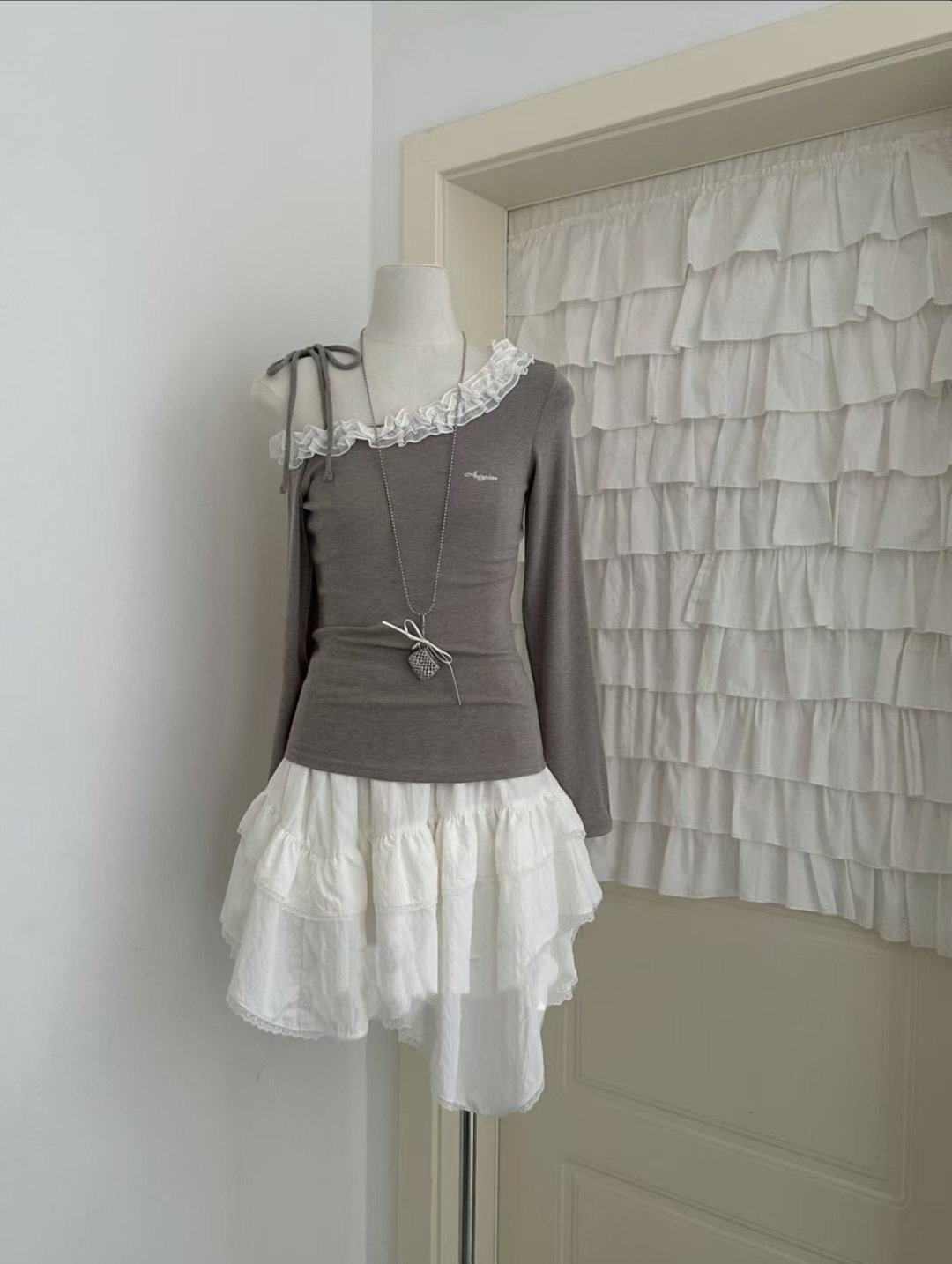 花邊斜領 長袖上衣