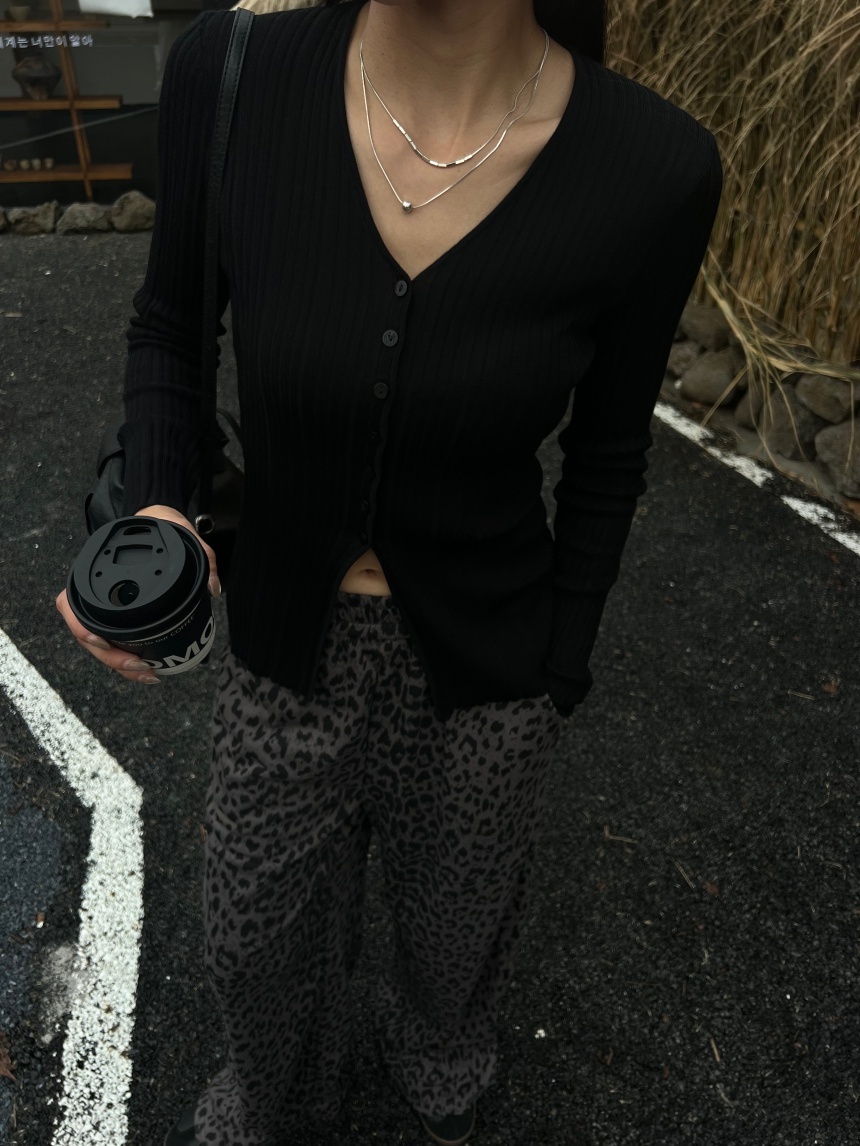 坑紋釦中間開衩針織上衣*4色