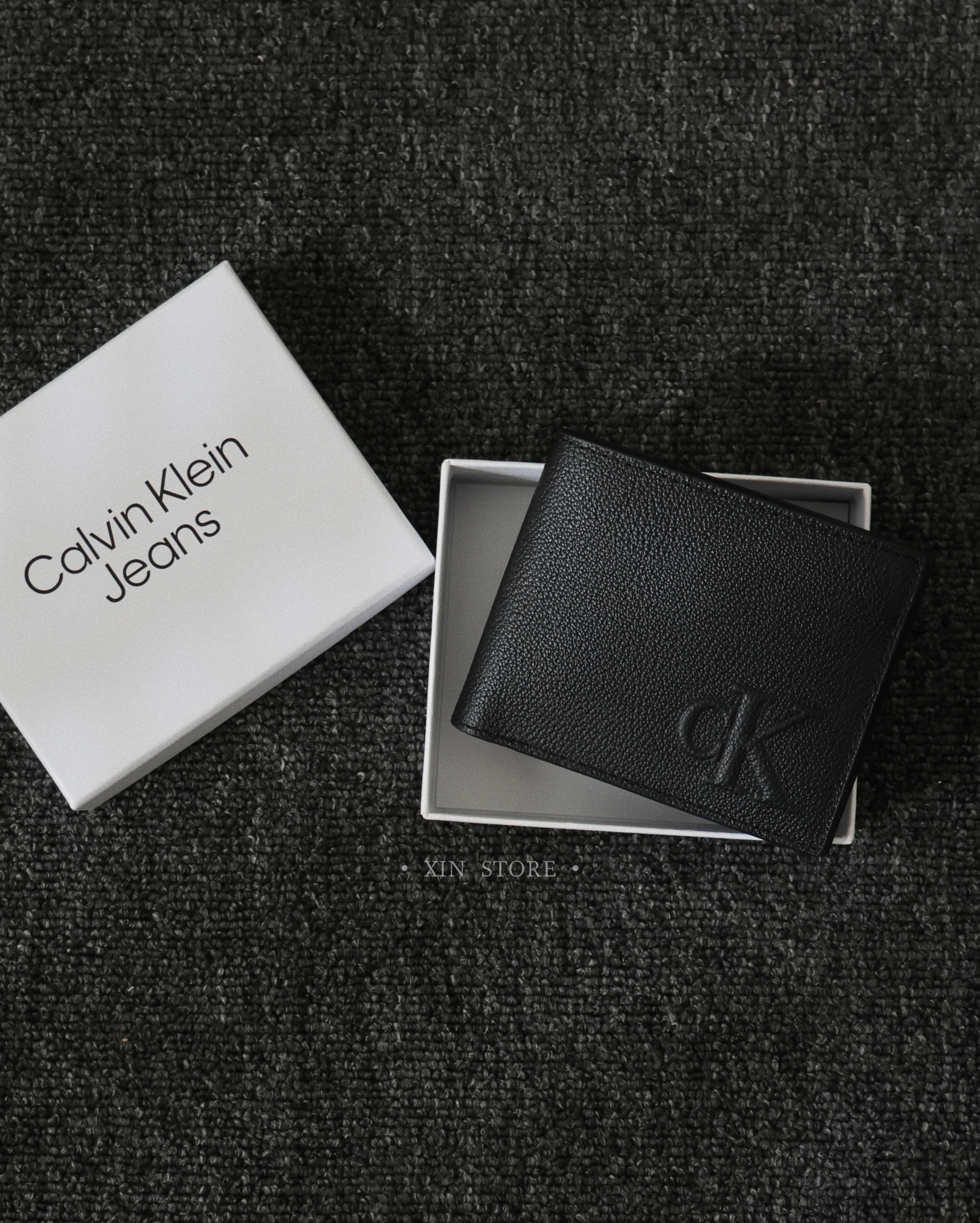 <現貨!!>Calvin Klein CK 浮雕 壓花 皮革 皮夾 短夾 黑