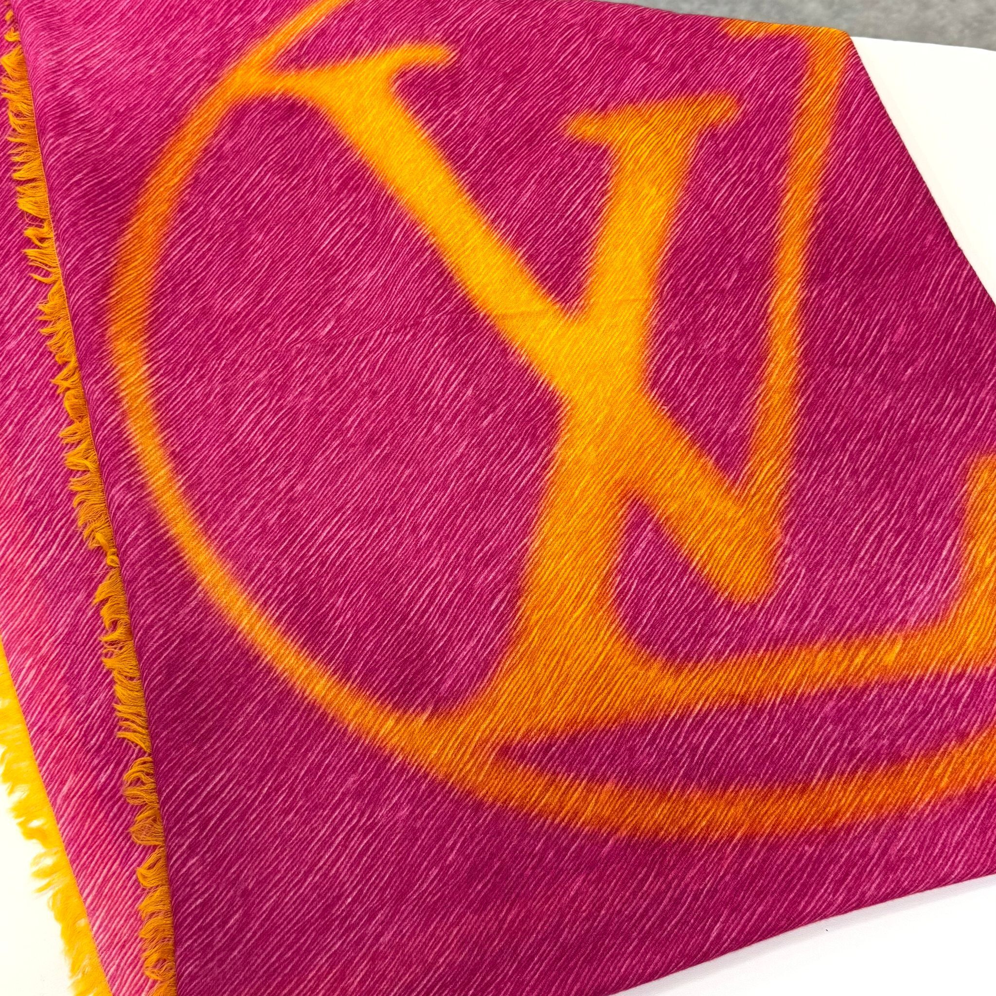 全新LV圍巾/披肩135x195cm M75764 玫紅羊毛 黃LOGO #BRAND NEW #香榭站正品