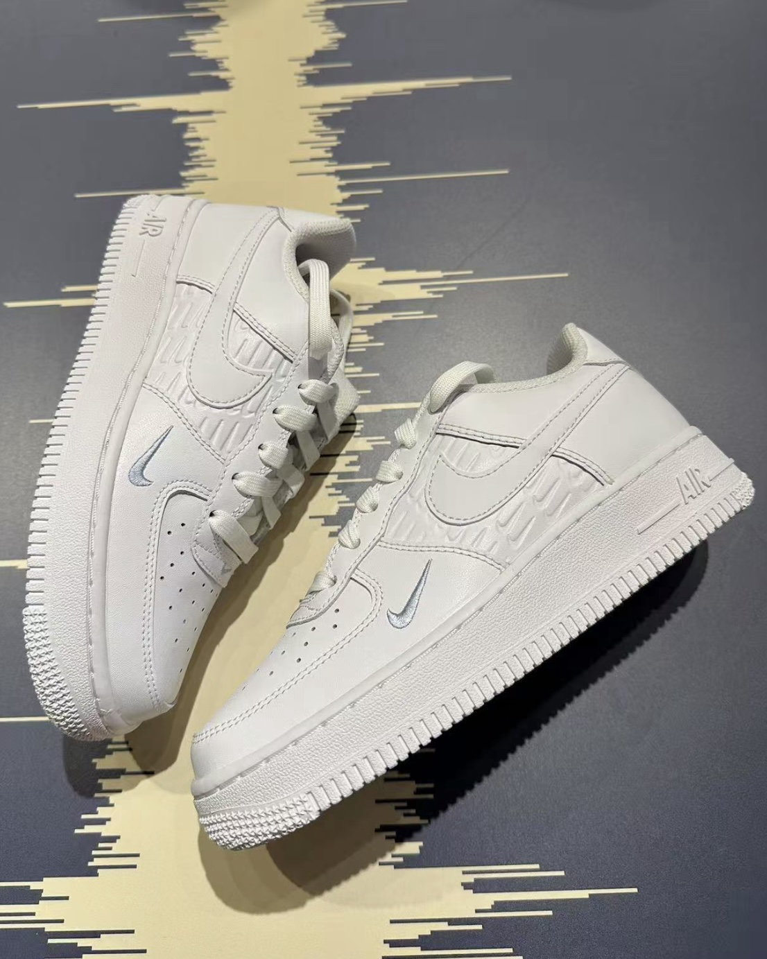 Nike Air Force 1 GS 海鹽藍白 寶寶藍 刺繡 壓紋 滿版 小勾 全白底