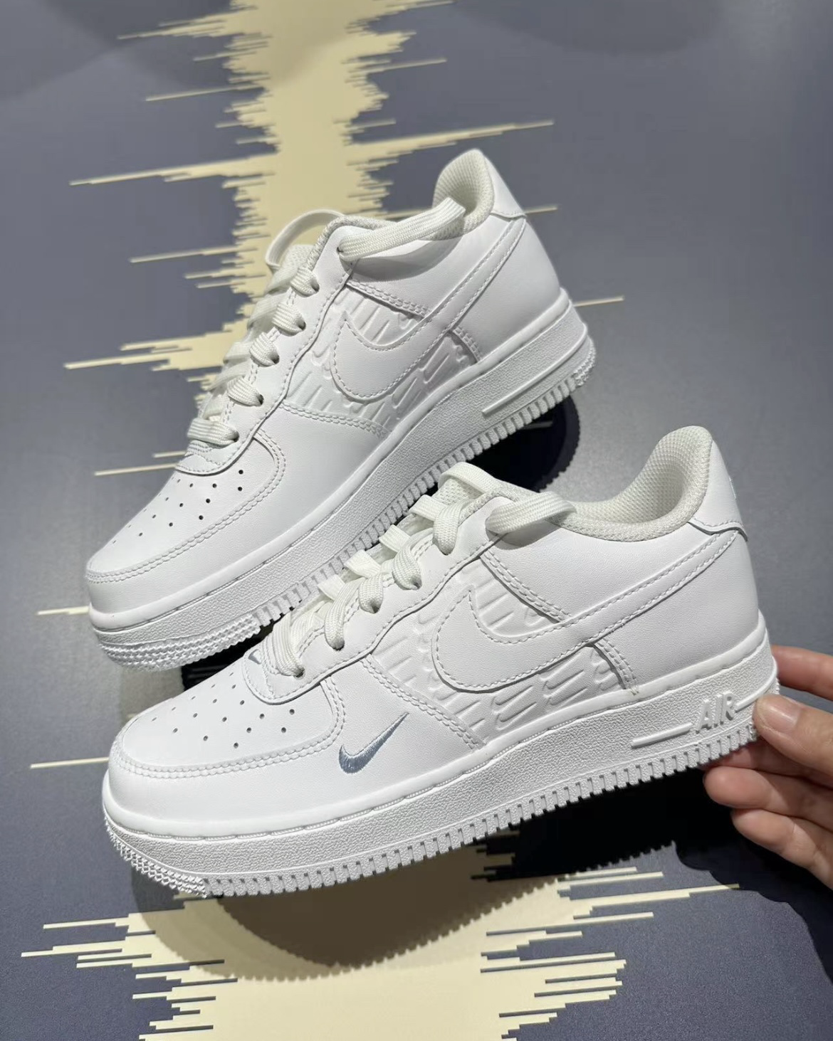 Nike Air Force 1 GS 海鹽藍白 寶寶藍 刺繡 壓紋 滿版 小勾 全白底