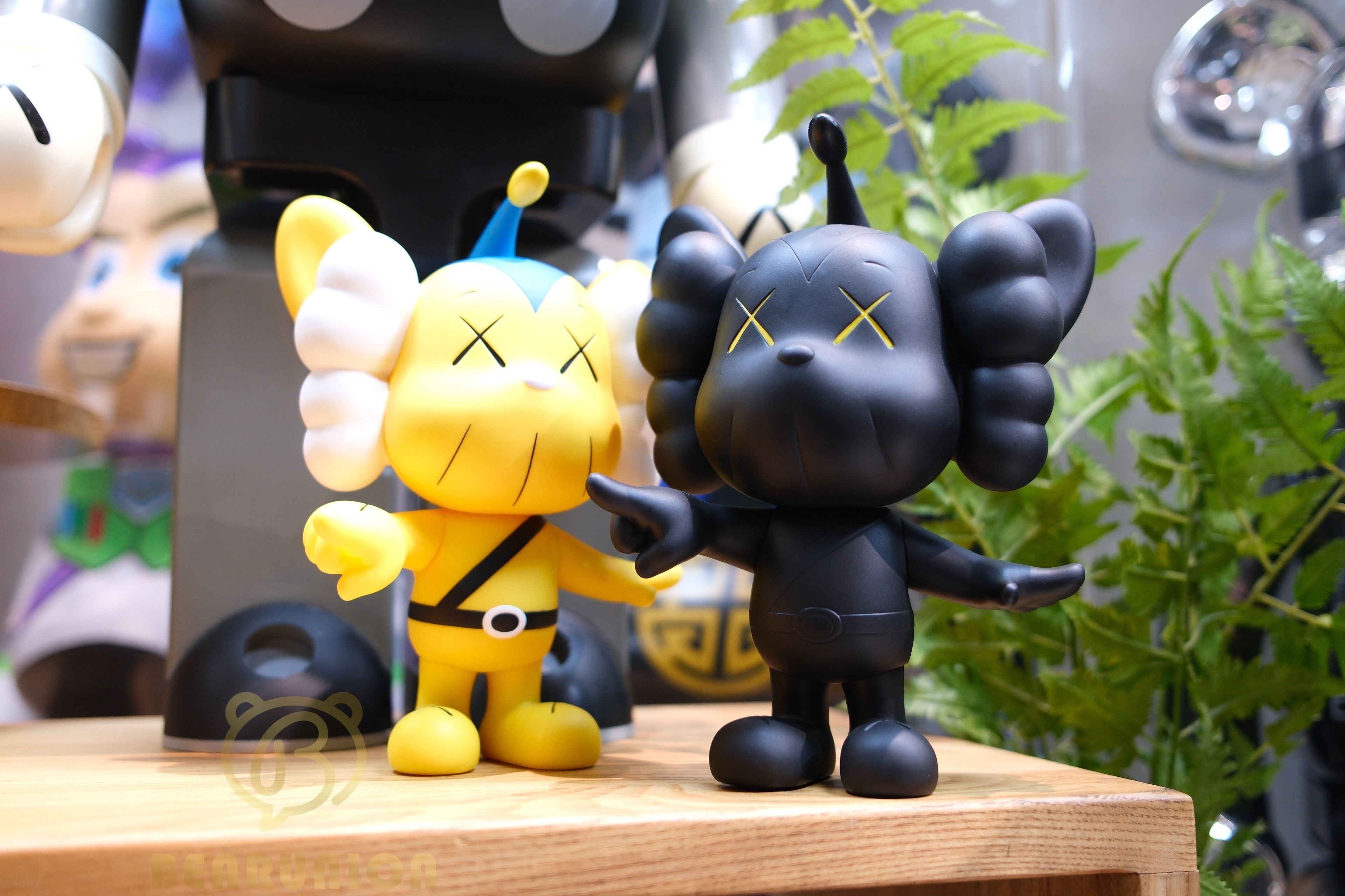 🥇現貨🥇KAWS JPP Vinyl Figure Black + Yellow Set of 2