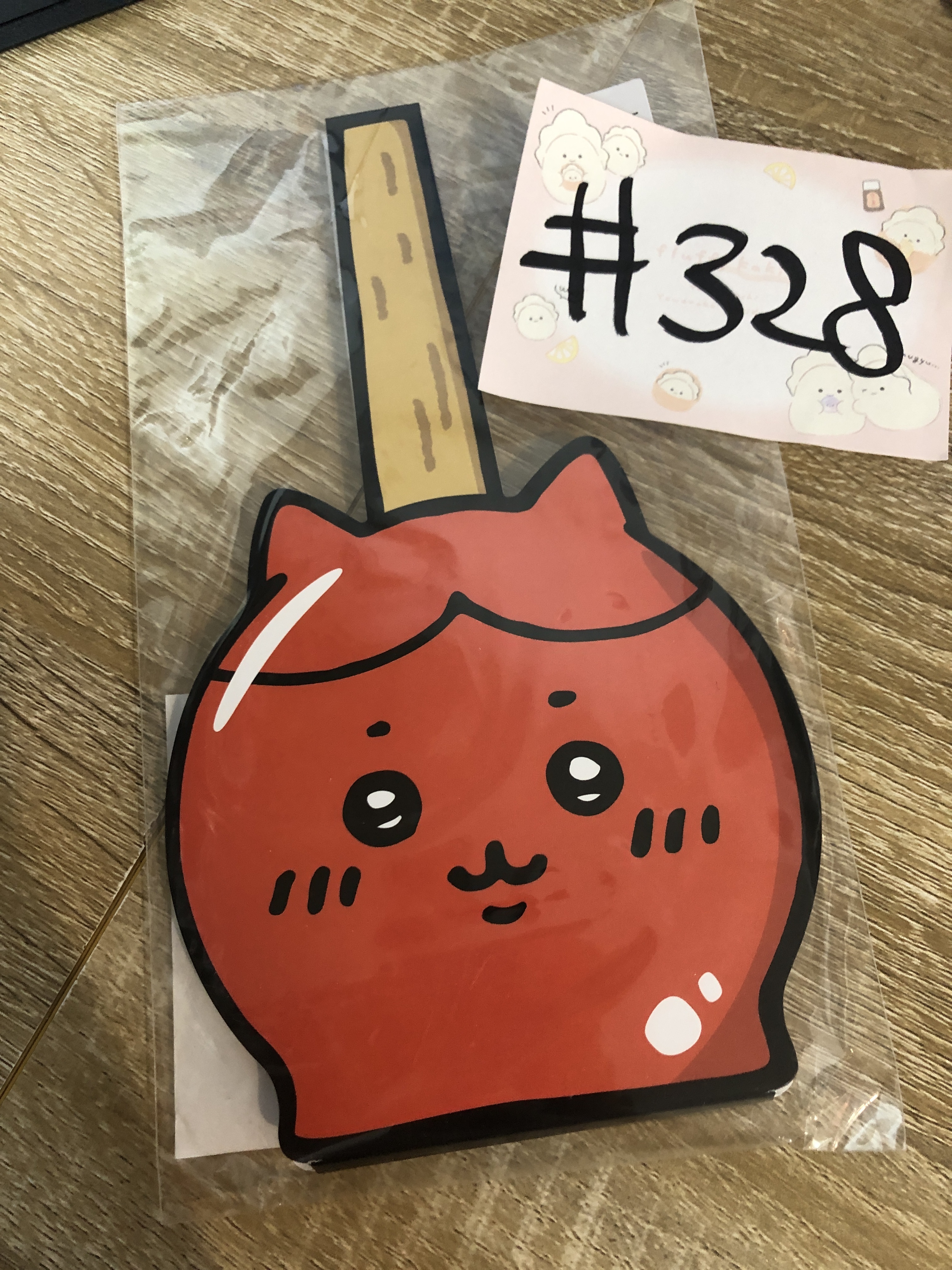 CHIIKAWA  八字貓 襟章#328