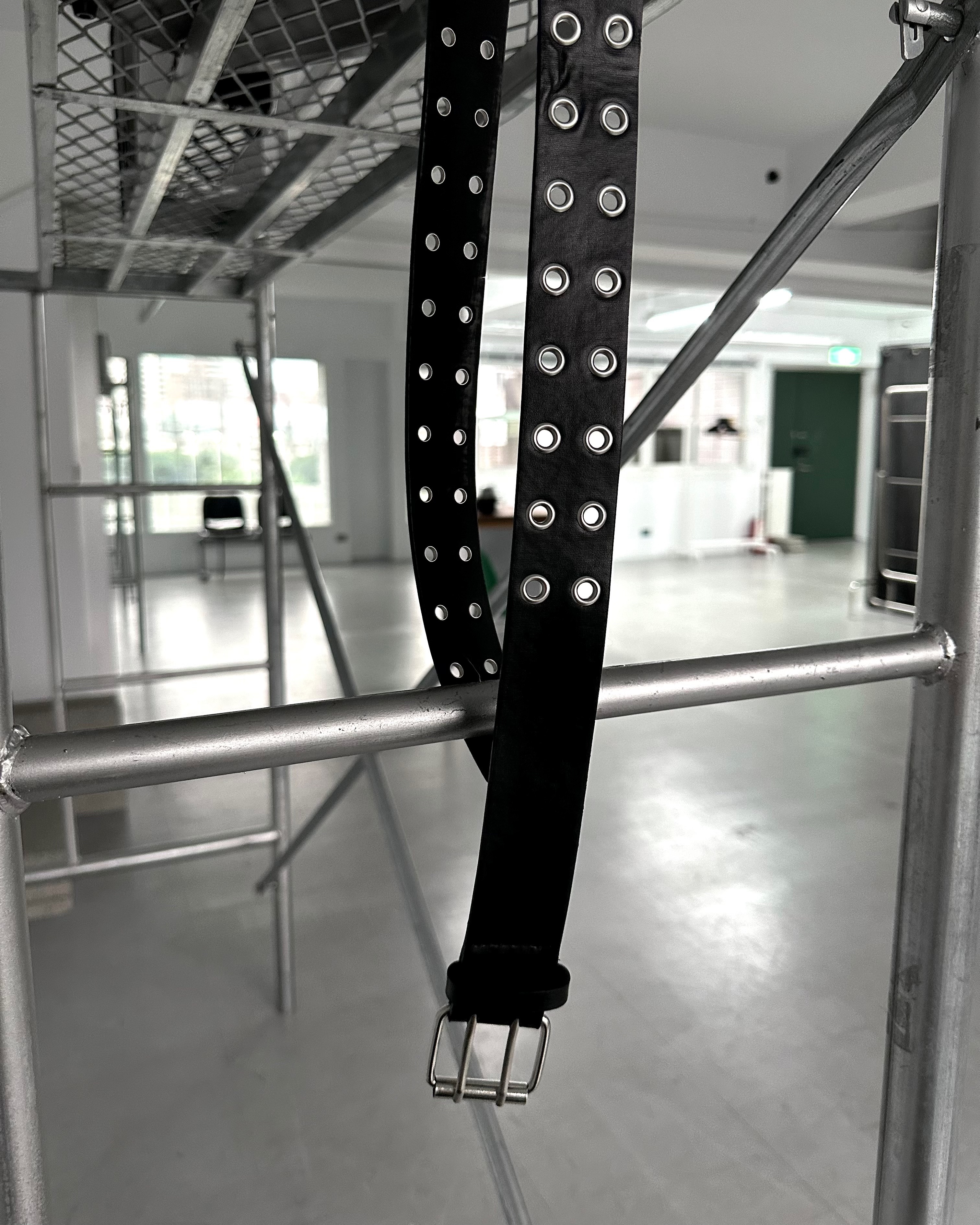 𝐇·𝐓·𝐒 韓國 雙排彈孔 雙扣 金屬亮面 可掛吊飾 皮革 配件 腰帶 皮帶