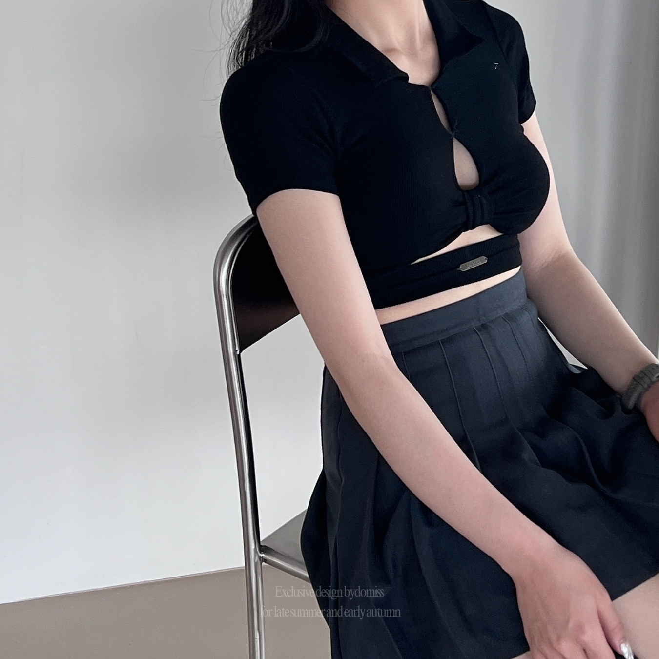 【DOMISS自訂】高級甜辣感!  扭結簍空翻領性感上衣 帶胸墊 短袖 上衣 -3色(現貨)