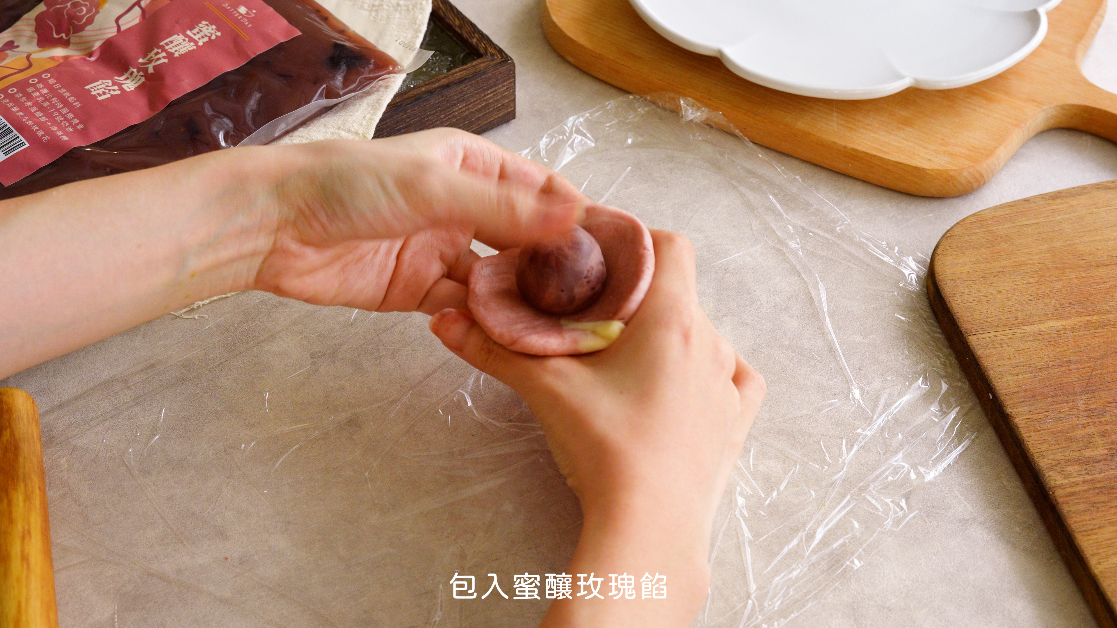 “鮮花球包入蜜釀玫瑰餡”