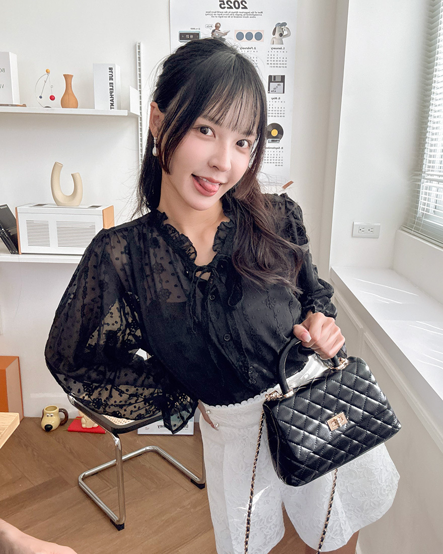 LINA LINA唯美氣息刺繡波點荷葉透肌上衣-迷人黑