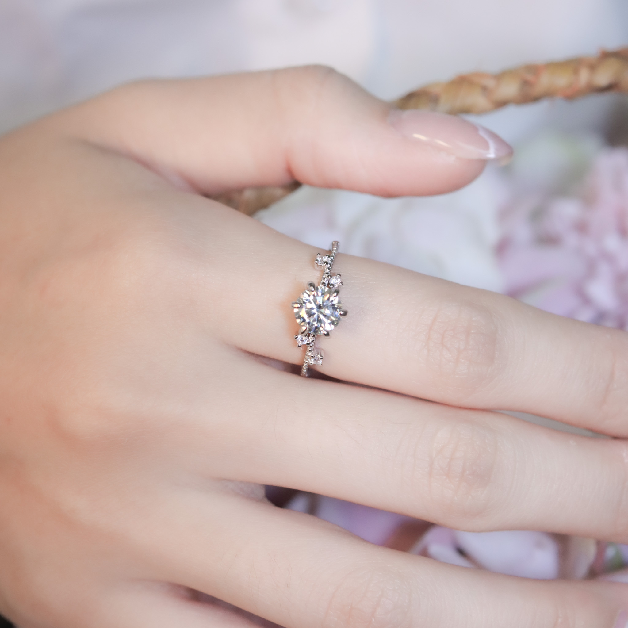 | 925純銀・ 白金 ・莫桑石 | 鑽光花意繚繞戒指 | RI0943 |