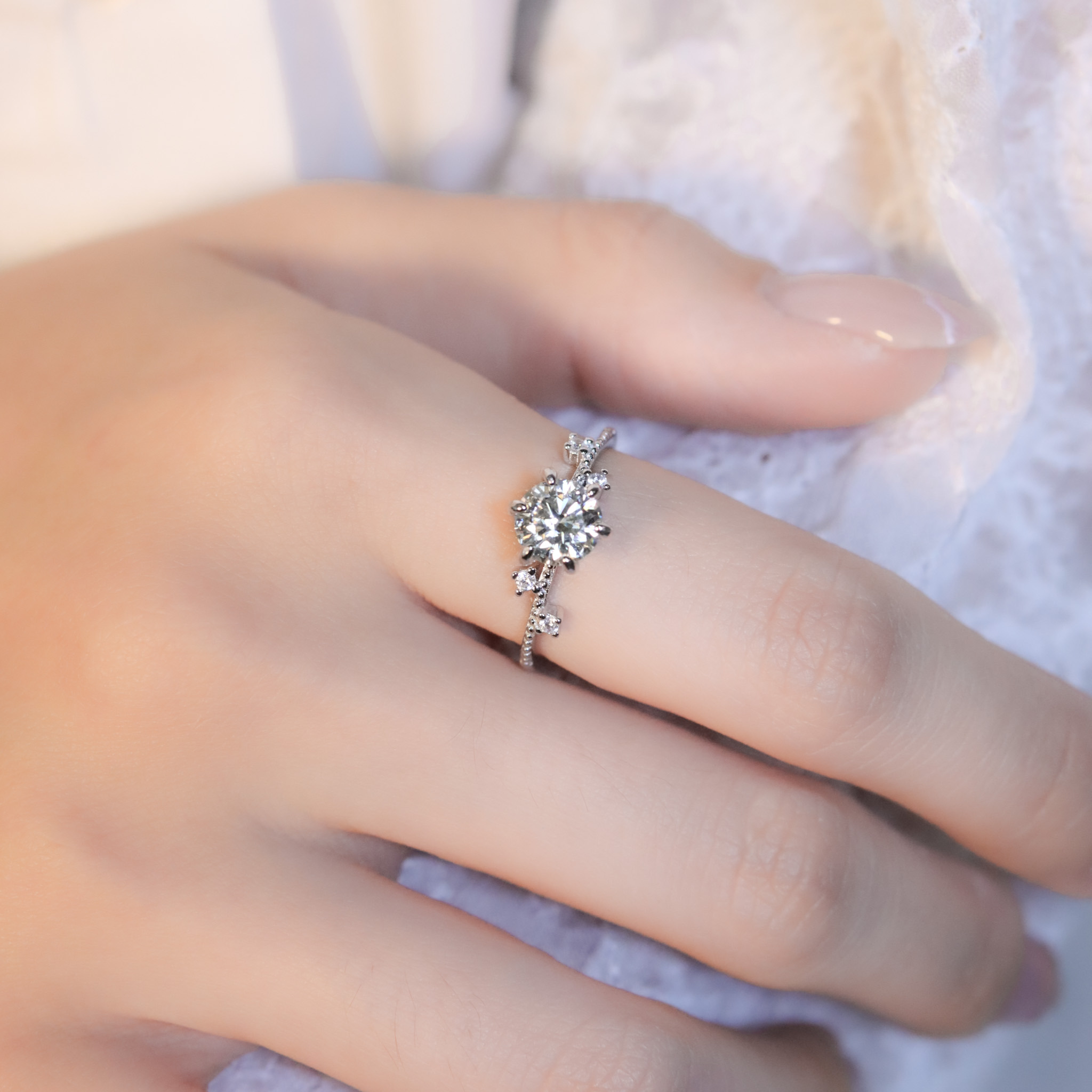 | 925純銀・ 白金 ・莫桑石 | 鑽光花意繚繞戒指 | RI0943 |