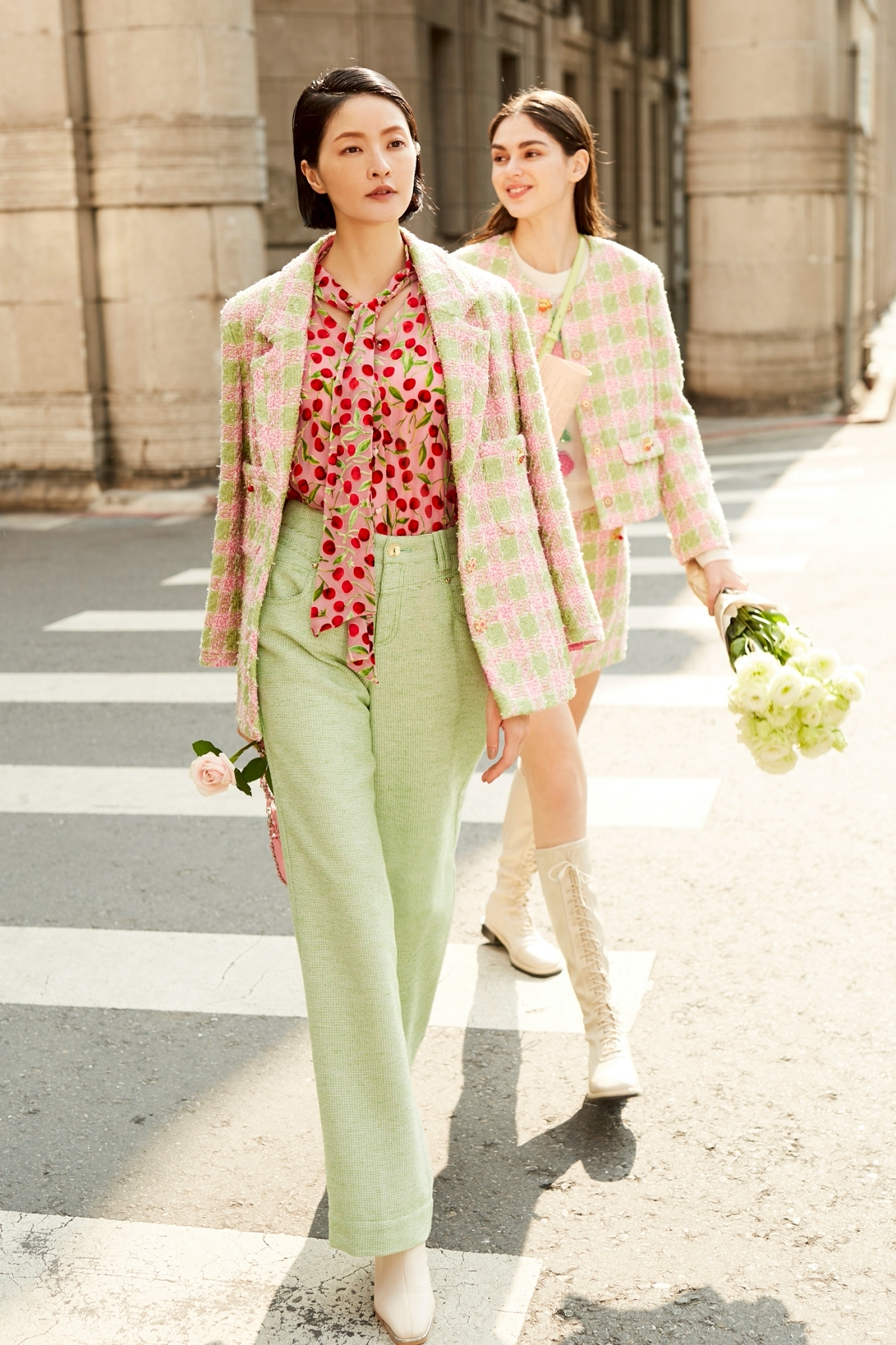 BC15113A1 玫瑰山谷櫻桃絲絨燒花領巾V領襯衫