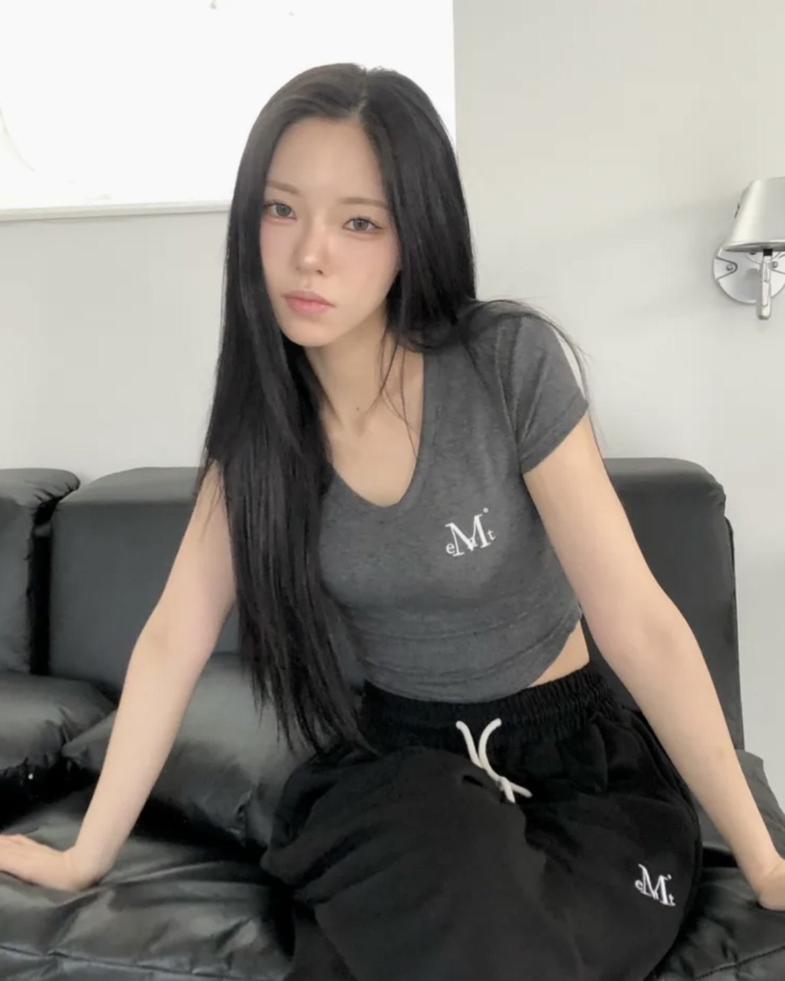 【現貨】Mucent 韓國 設計師 小眾品牌 短版 V領 短袖 灰黑