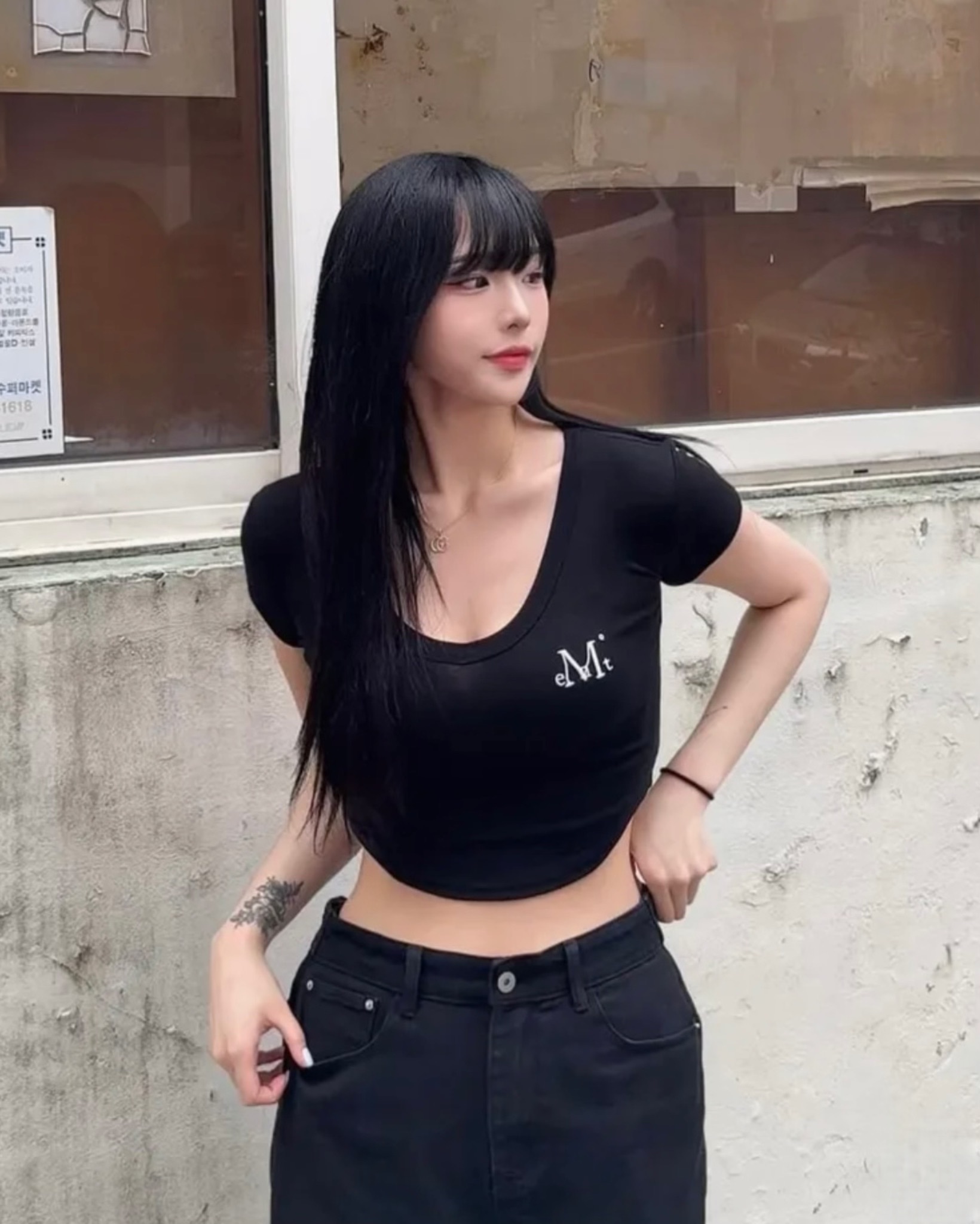 【現貨】Mucent 韓國 設計師 小眾品牌 短版 V領 短袖 灰黑