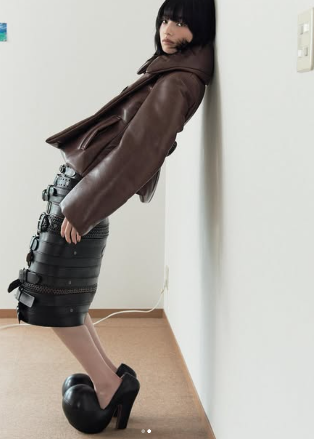 小松菜奈穿棕色皮外套