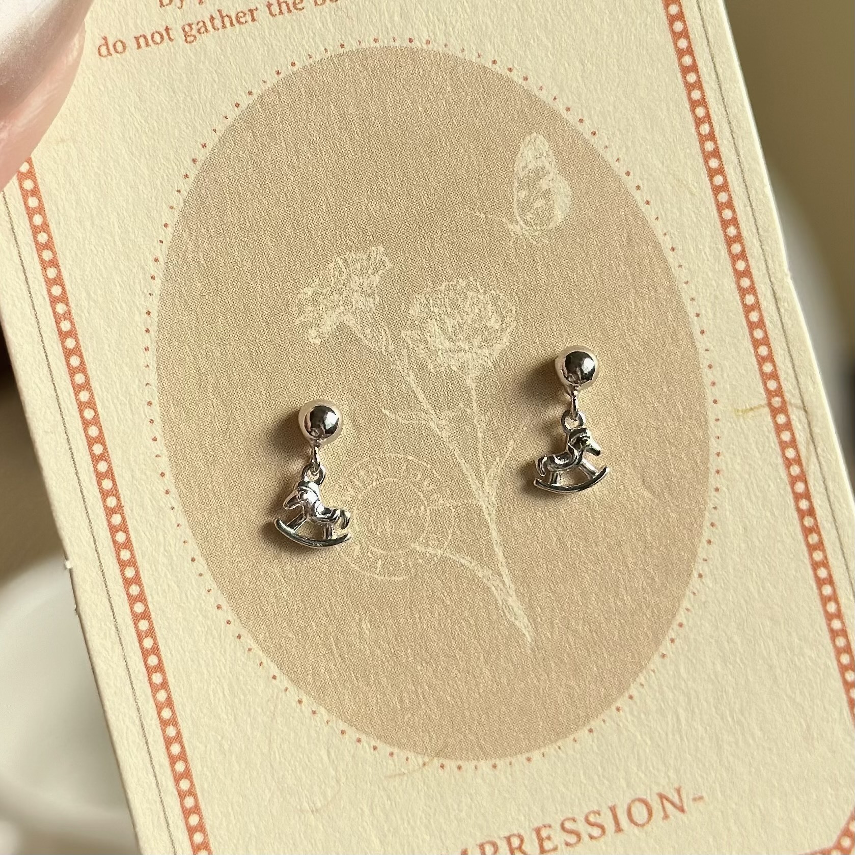 K144【輕奢】木馬垂吊純銀鎖針