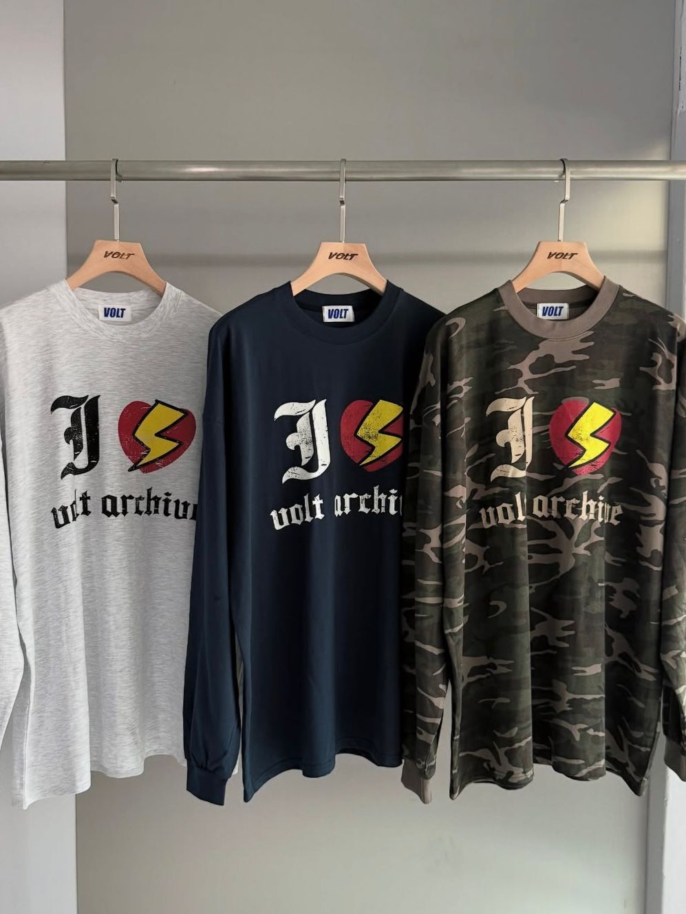 迷彩/淨色英文字圖案長袖衫 VOLT-100T