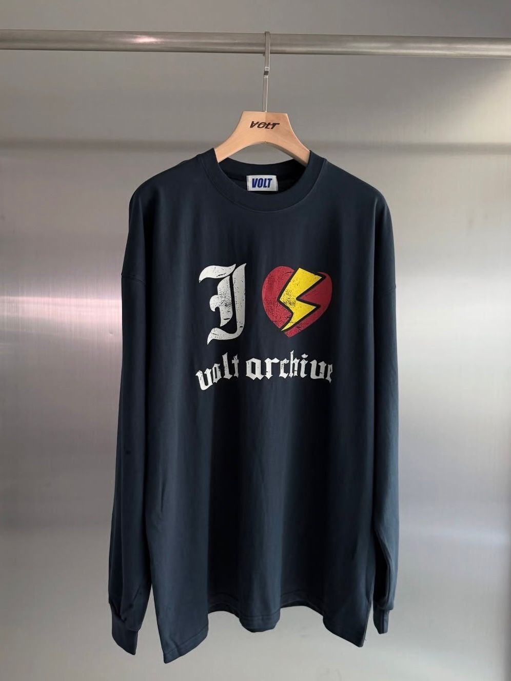 迷彩/淨色英文字圖案長袖衫 VOLT-100T