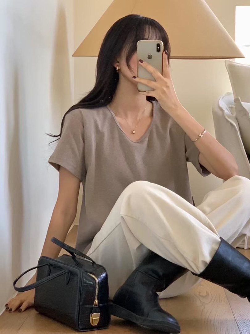 輕鬆自在的日常感 ♡ 一件素T就能穿出高級感