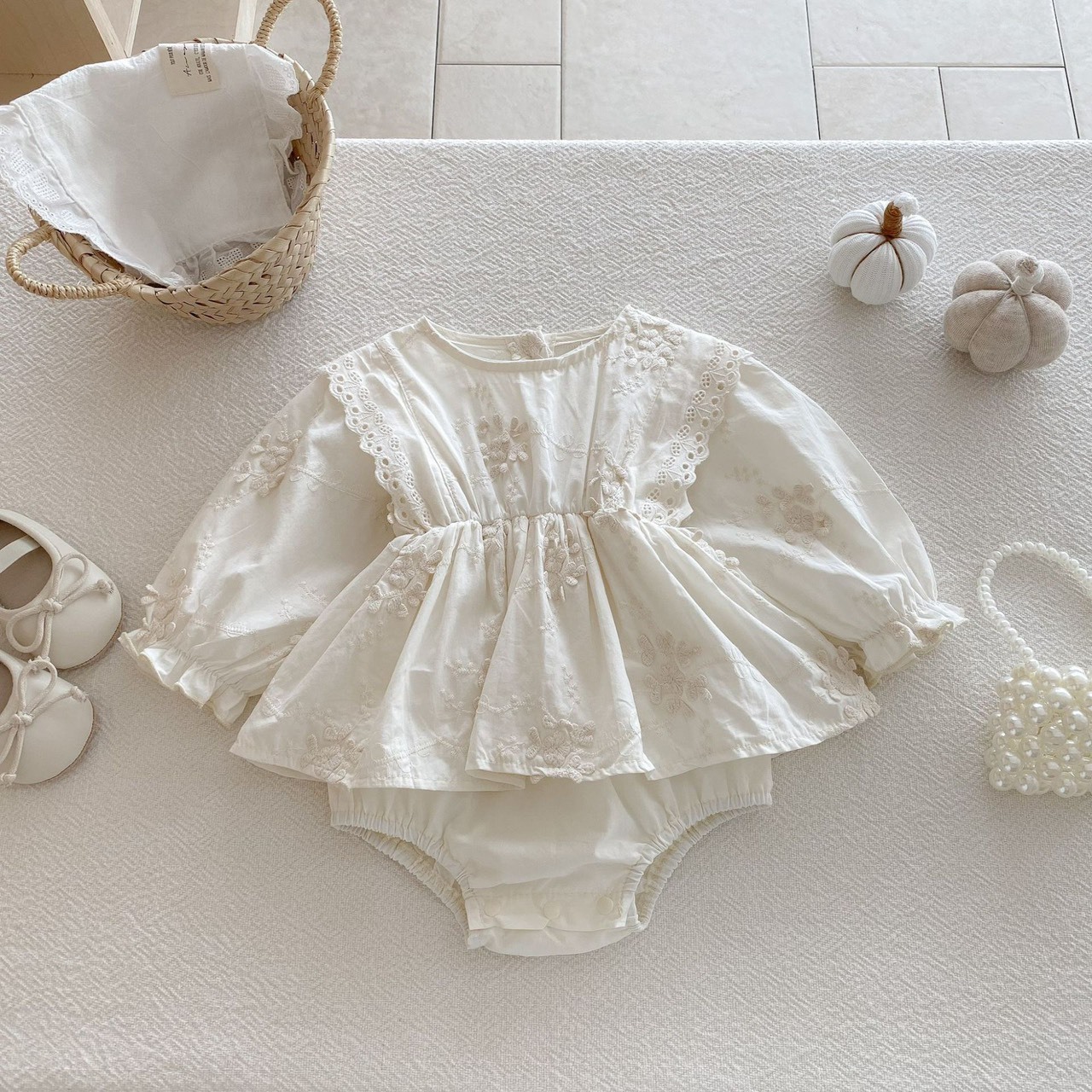 刺繡蕾絲花邊包屁衣