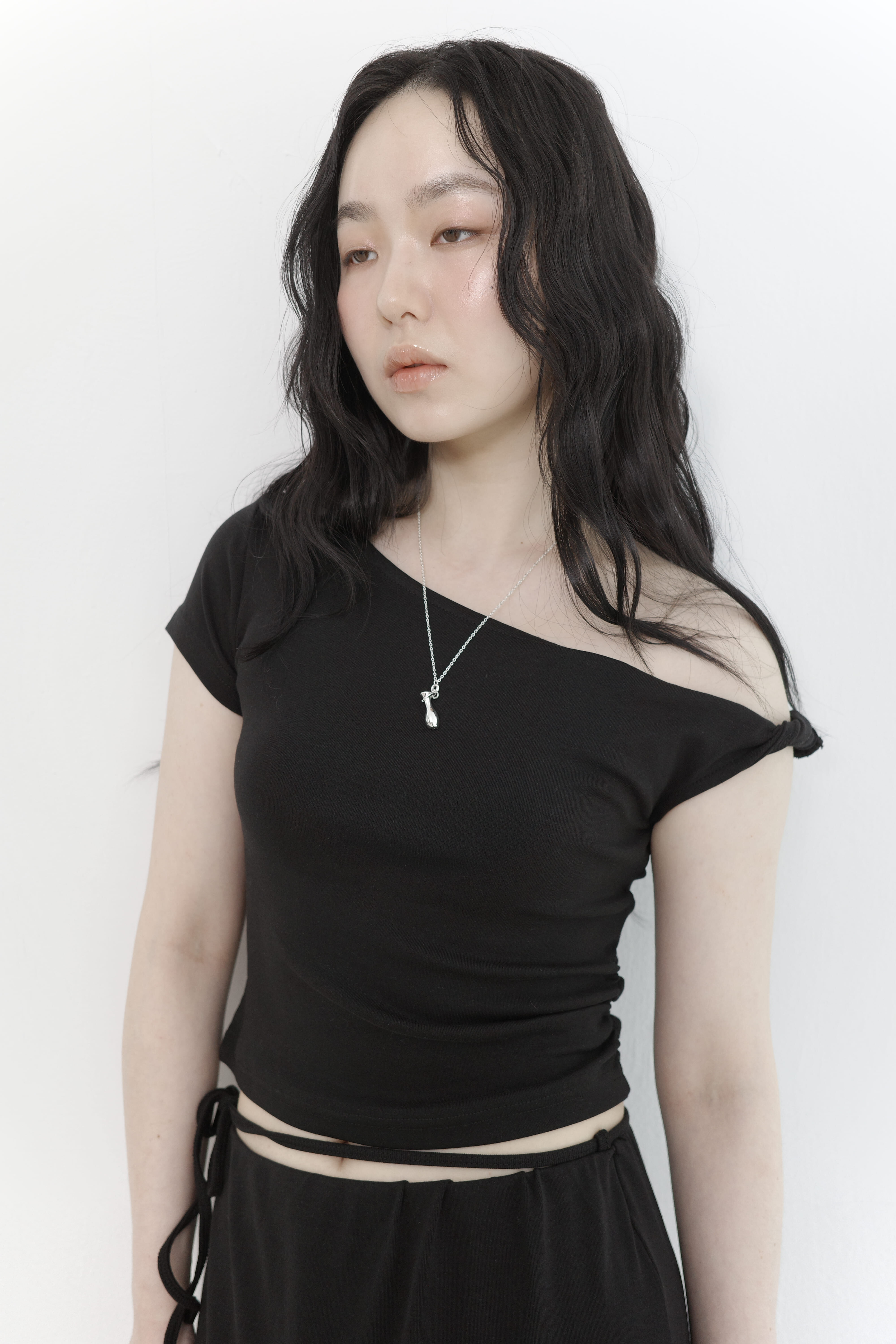 [madebylizzi] 扭結棉質側抓皺上衣-黑