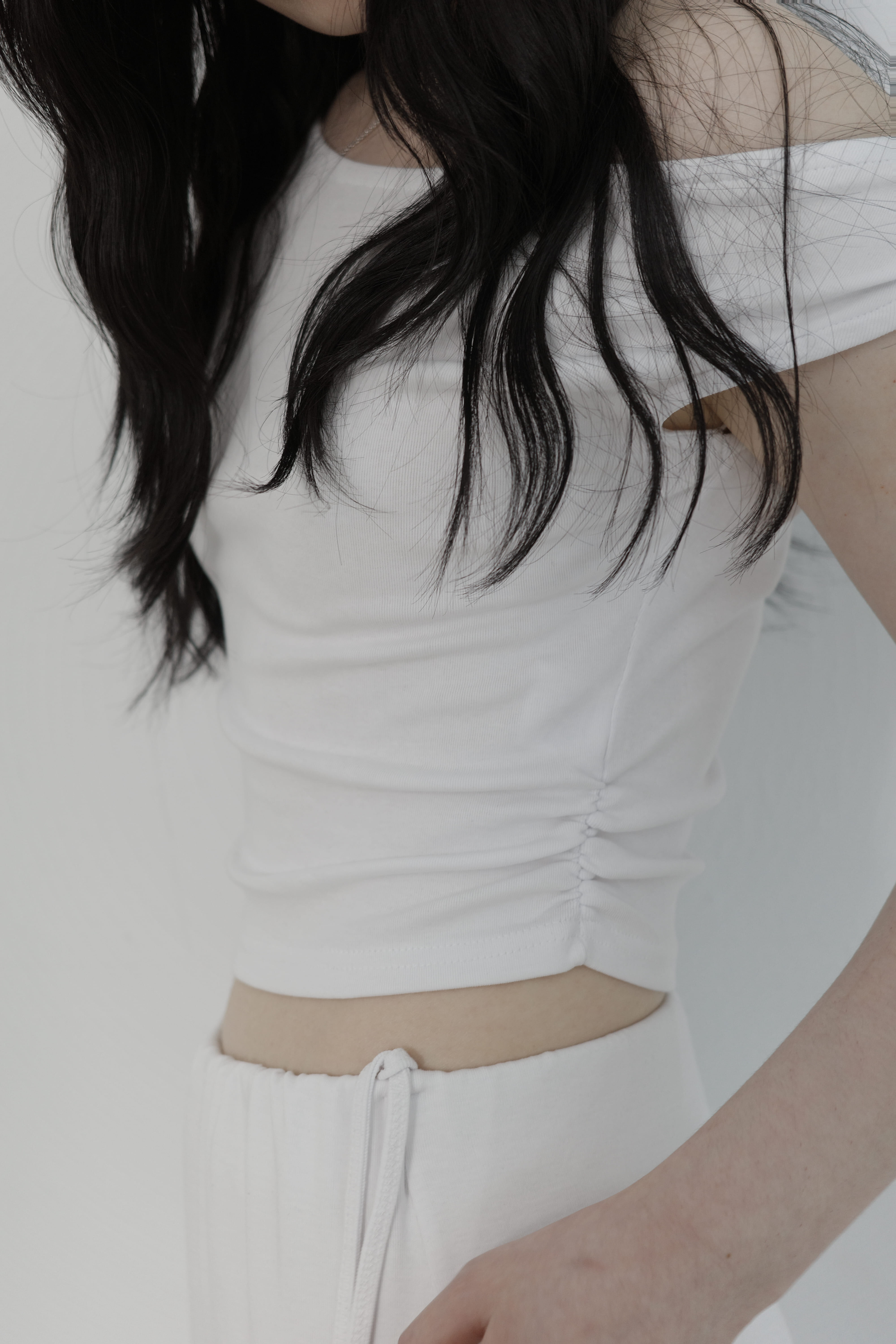 [madebylizzi] 扭結棉質側抓皺上衣-白