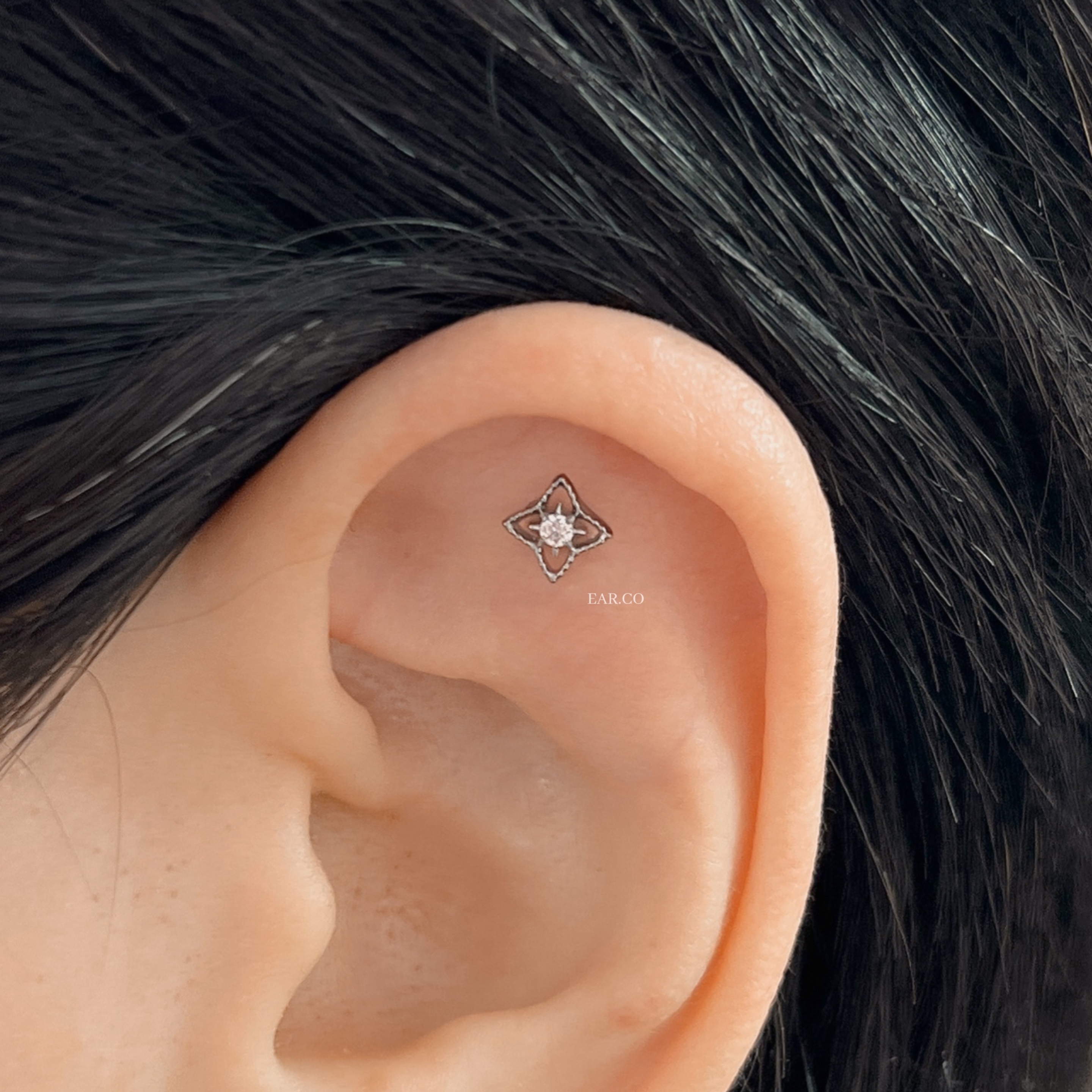 鏤空四葉草平頭耳門/耳珠/耳骨釘 [G23 Titanium]