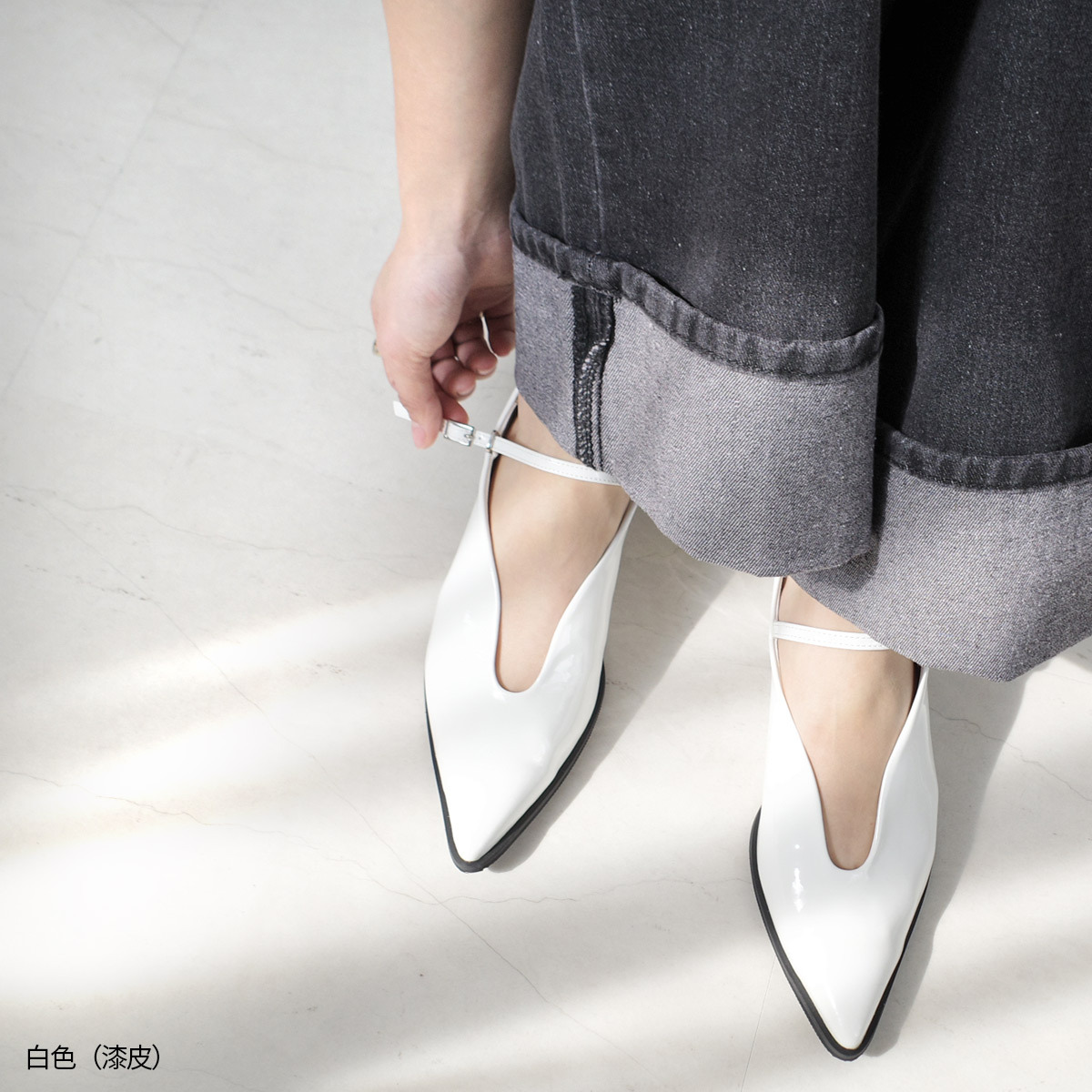 獨特剪裁尖頭瑪莉珍低跟鞋