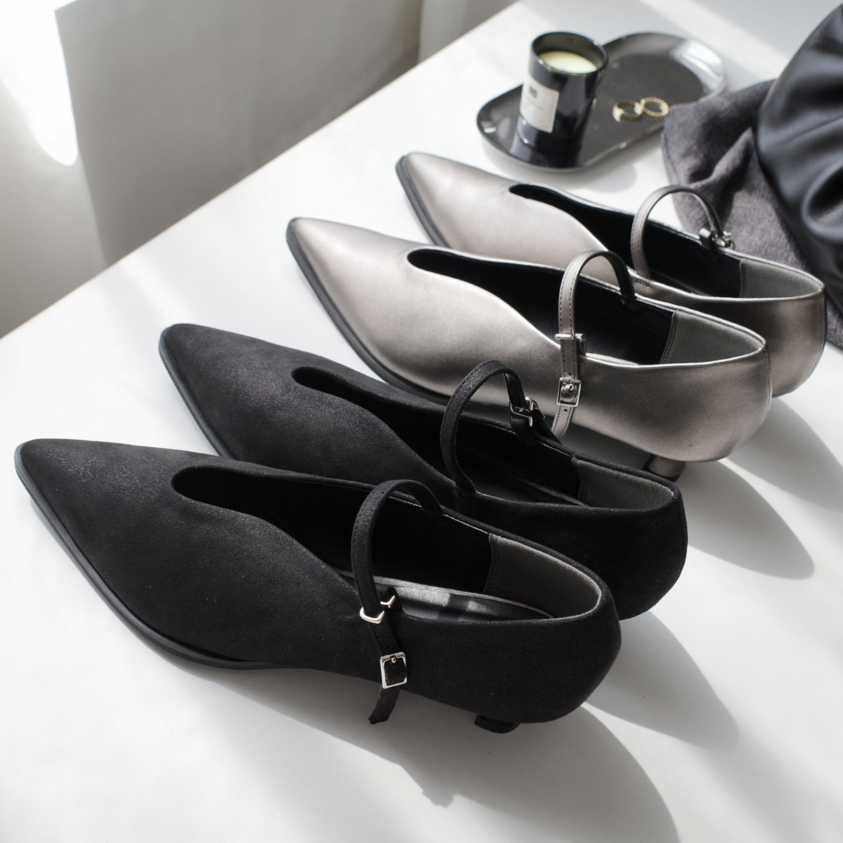 獨特剪裁尖頭瑪莉珍低跟鞋