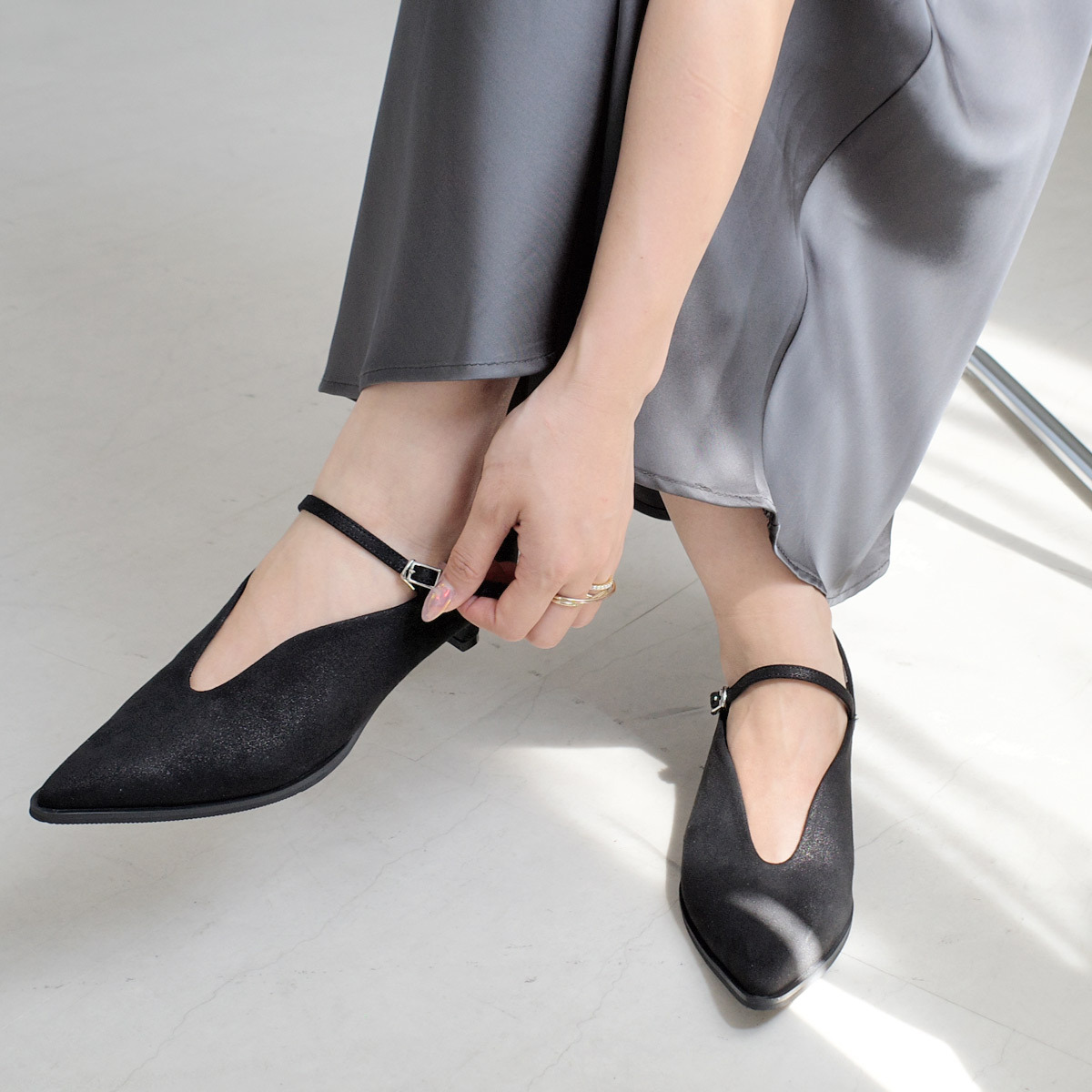 獨特剪裁尖頭瑪莉珍低跟鞋