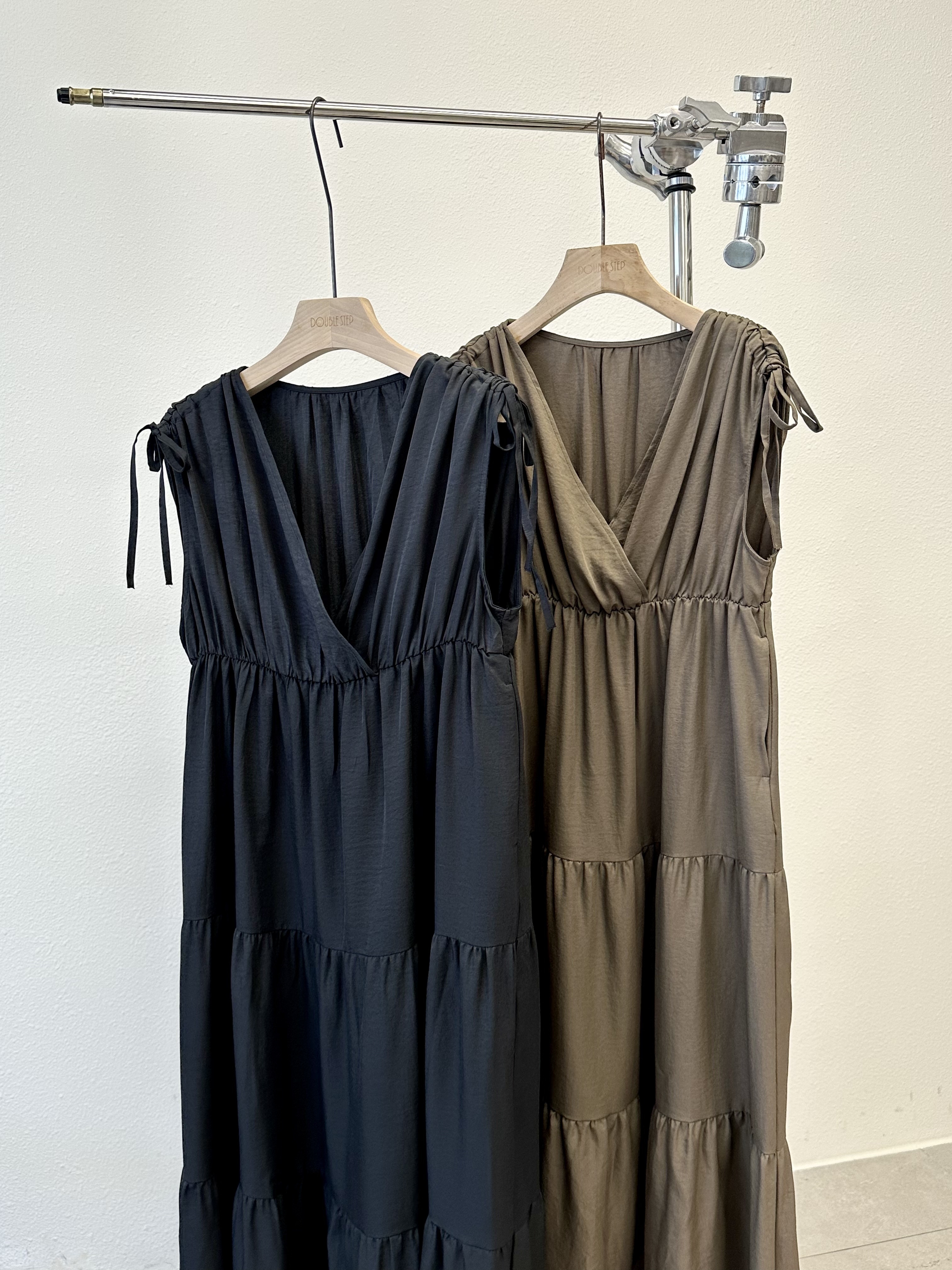 顯瘦 ！ V領高腰蛋糕裙 - OP53810