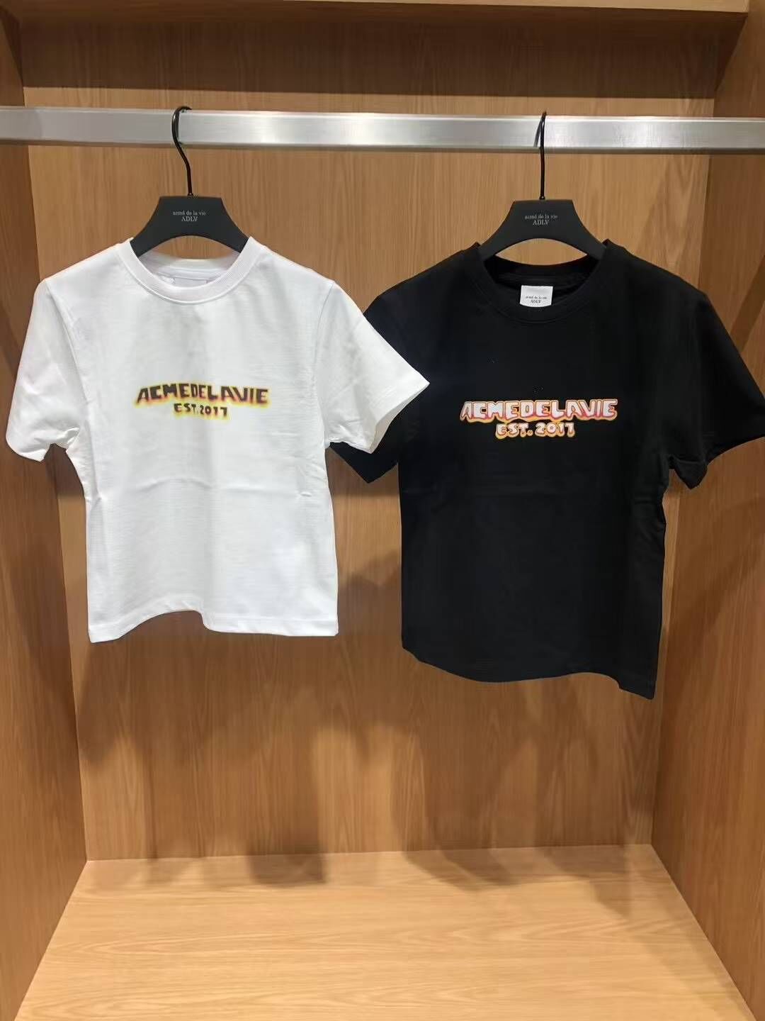 【預購】AKR082608 ADLV FLAME LOGO 女裝短款上衣