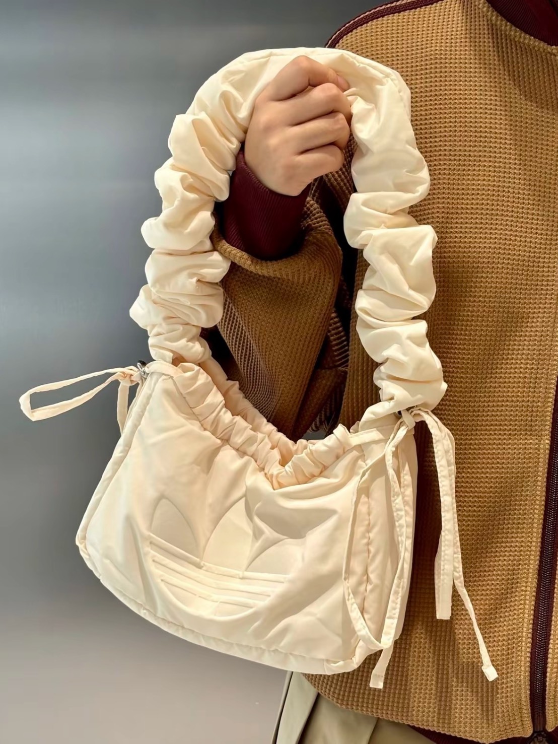 ADIDAS ORIGINALS RUFFLE 2.7L 荷葉邊可調節拉繩設計 雲朵包