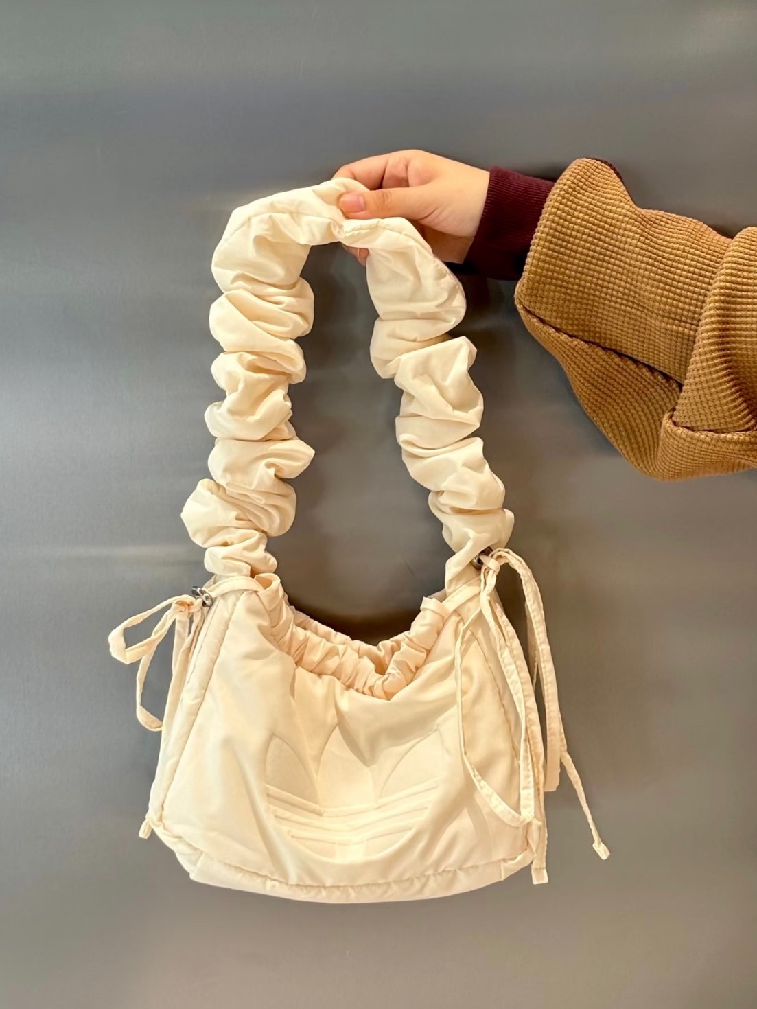 ADIDAS ORIGINALS RUFFLE 2.7L 荷葉邊可調節拉繩設計 雲朵包