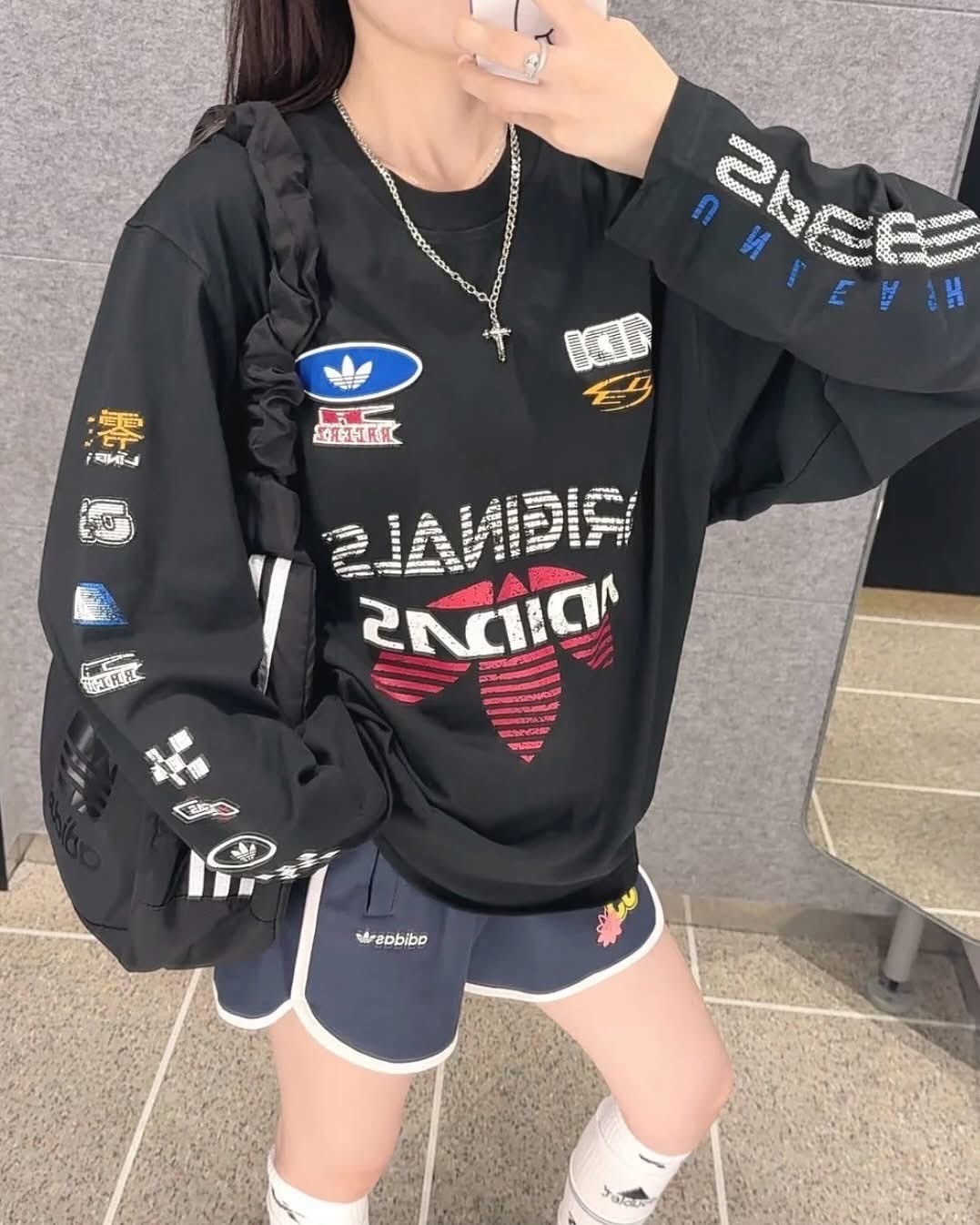 【Luxury】Adidas愛迪達三葉草 賽車風復古運動休閒寬松圓領純棉長袖 黑白兩色 KH1199 KH1200