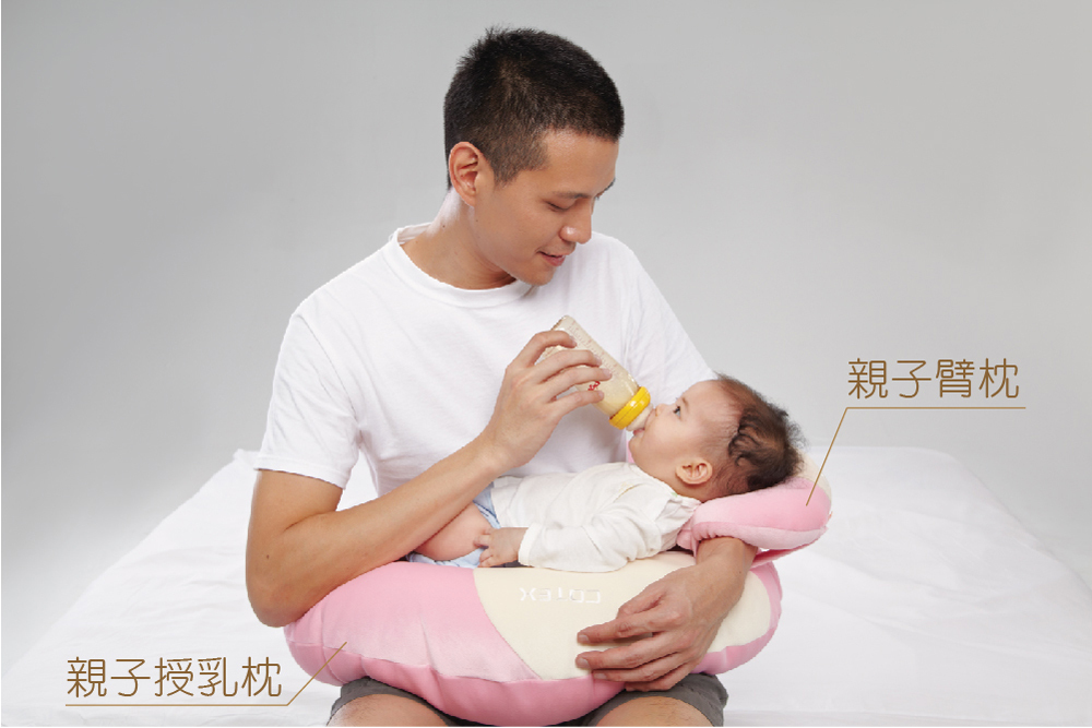 寶寶躺在月亮枕上喝奶