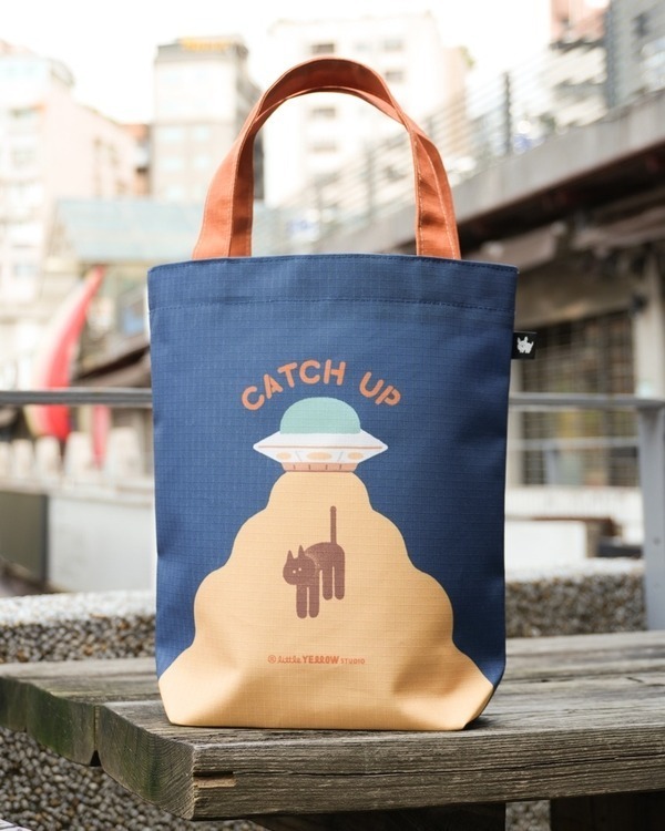 小黃間｜防潑水手提袋｜飛碟貓咖啡