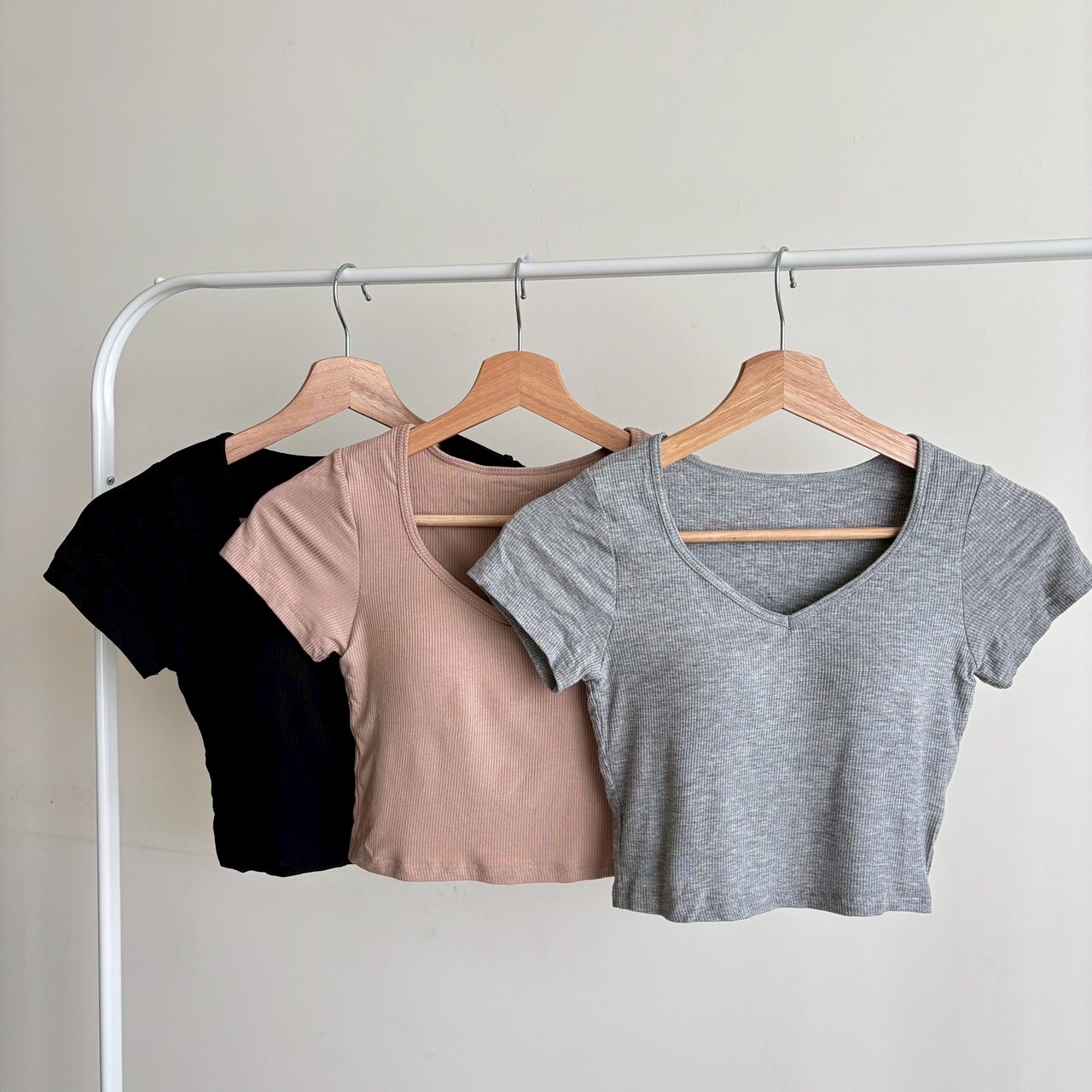 坑條V領短袖bra T（現貨）