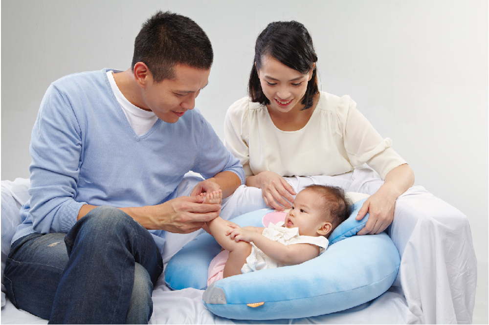 寶寶躺在授乳枕上面親子互動