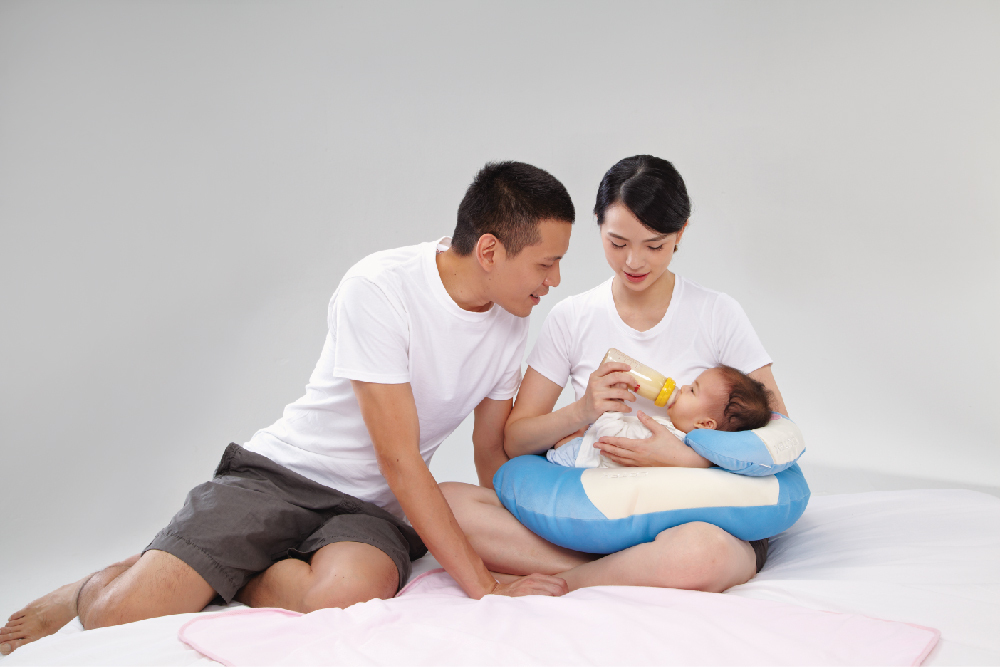 寶寶舒適躺在哺乳枕上,媽媽哺乳更輕鬆,爸爸也搶著餵奶