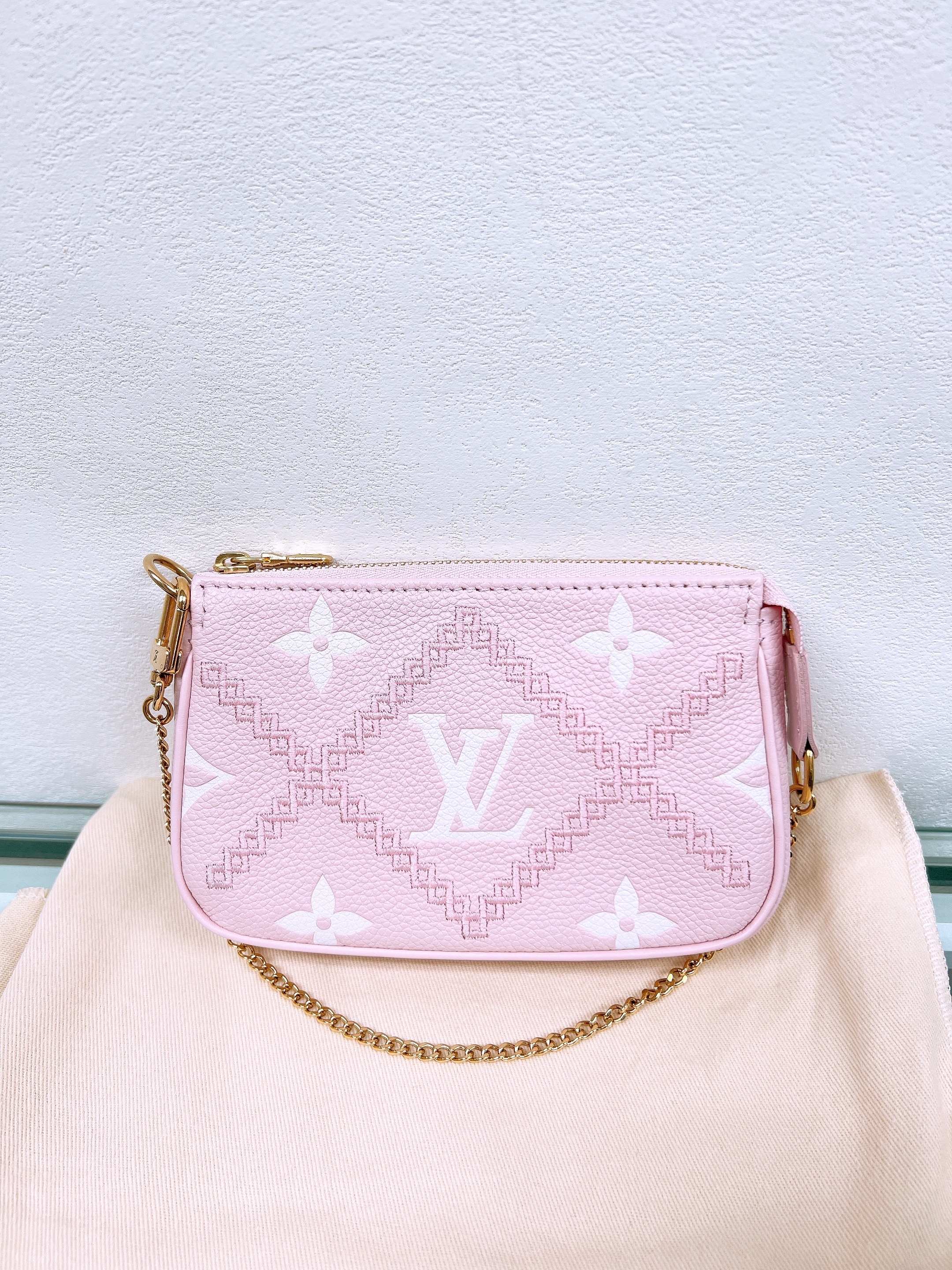 Lv mini pochette pink