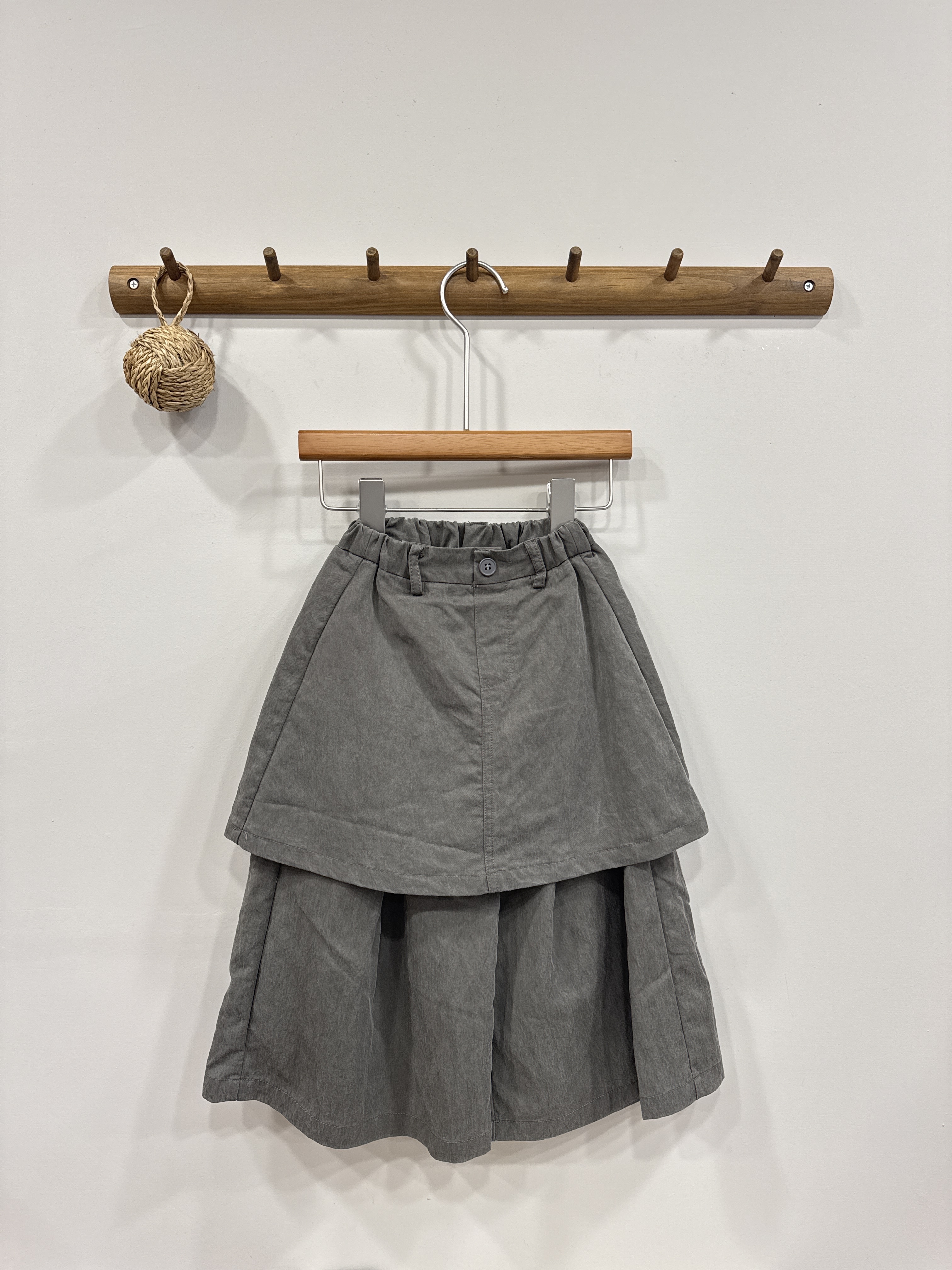 A02879特殊材質屁簾褲