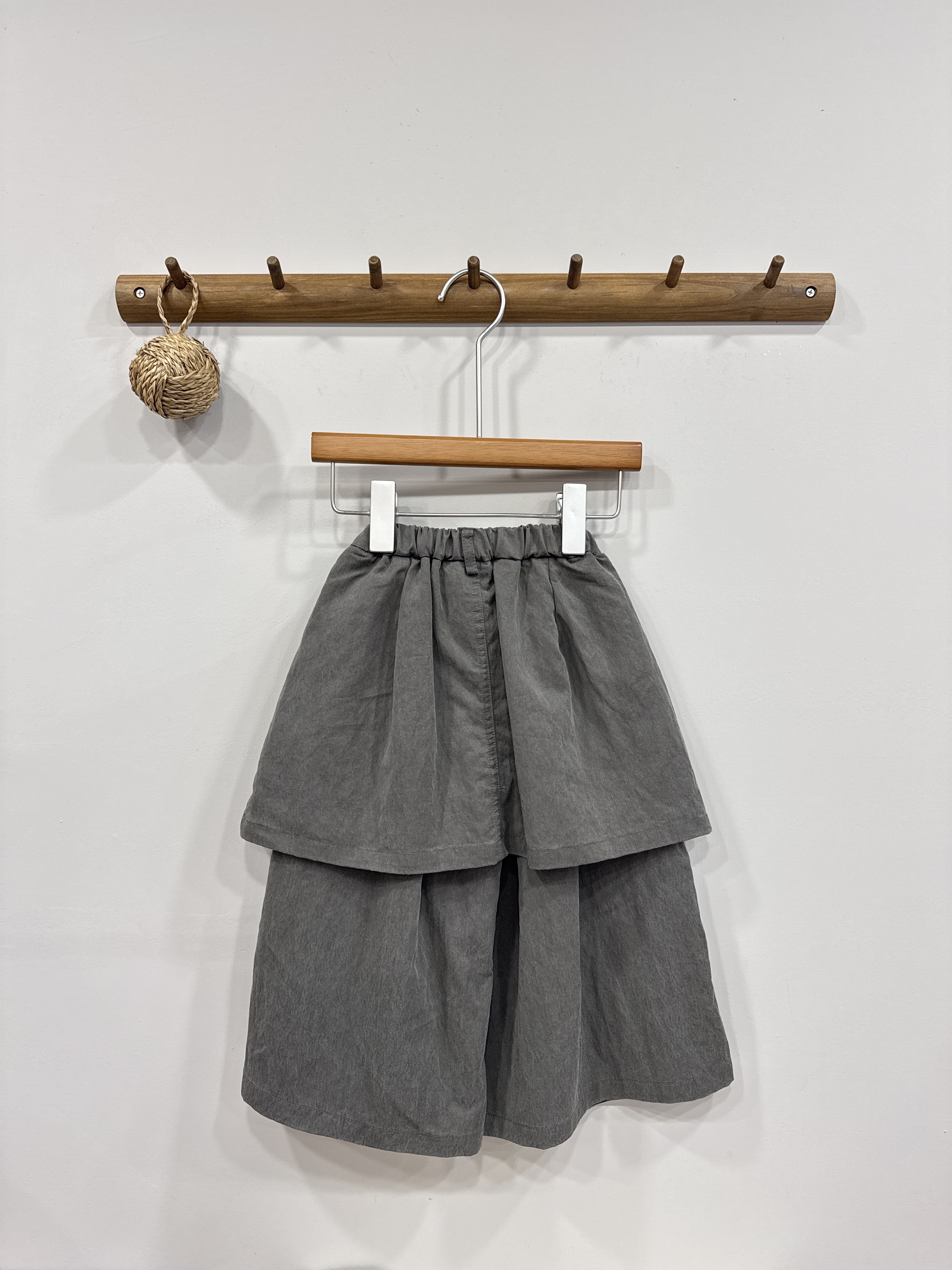 A02879特殊材質屁簾褲